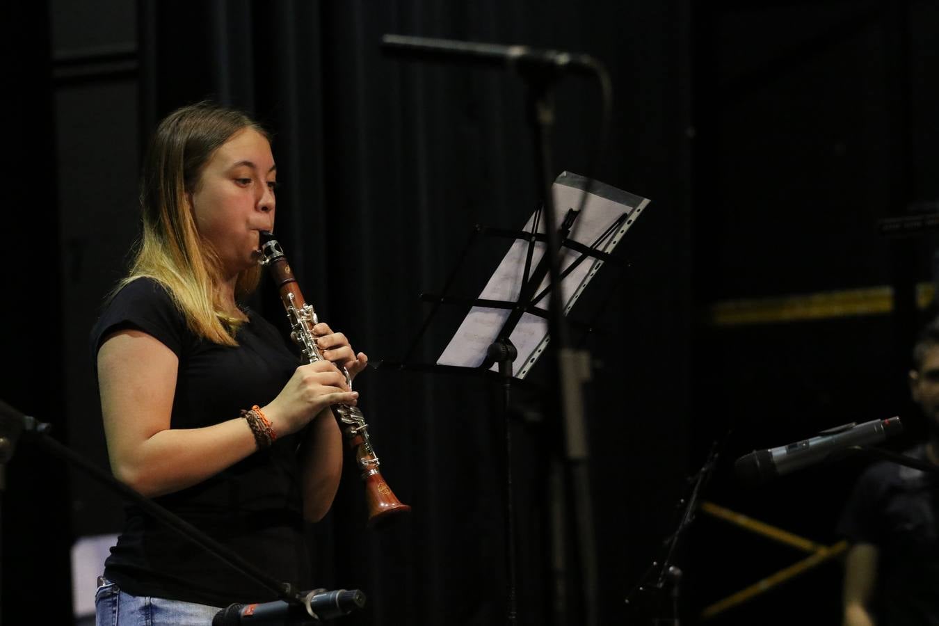 El Cine-teatro Balboa acogió, ayer, el concierto de clausura del curso 2018/2019 de la Escuela Municipal de Música de Jerez de los Caballeros. En esta cita, los alumnos y alumnas participantes ofrecieron una muestra de los conocimientos adquiridos durante el curso y su evolución a lo largo del mismo en las distintas modalidades impartidas. En este curso, han sido 113 los alumnos y alumnas que se han formado en la citada Escuela y cinco los profesores que han impartido las diferentes asignaturas: David Carrasco, Carlos Álvarez, Sergio Carrasco, Cristian Ivasr y Mª Asunción Pérez.