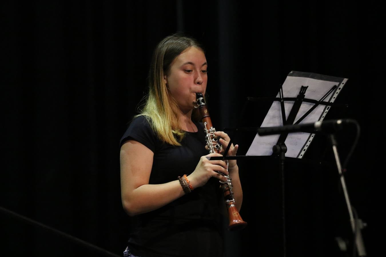 El Cine-teatro Balboa acogió, ayer, el concierto de clausura del curso 2018/2019 de la Escuela Municipal de Música de Jerez de los Caballeros. En esta cita, los alumnos y alumnas participantes ofrecieron una muestra de los conocimientos adquiridos durante el curso y su evolución a lo largo del mismo en las distintas modalidades impartidas. En este curso, han sido 113 los alumnos y alumnas que se han formado en la citada Escuela y cinco los profesores que han impartido las diferentes asignaturas: David Carrasco, Carlos Álvarez, Sergio Carrasco, Cristian Ivasr y Mª Asunción Pérez.