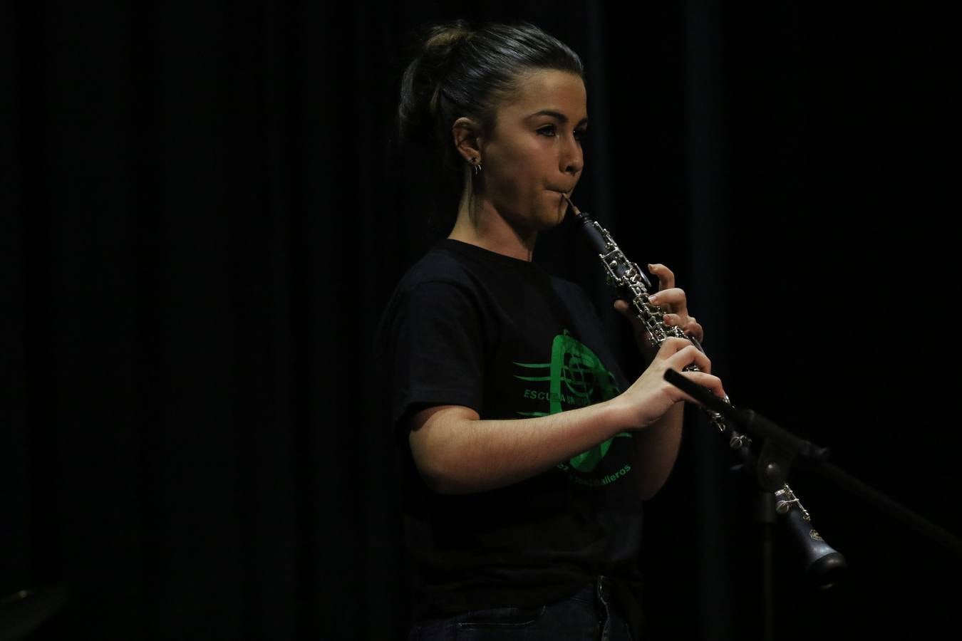 El Cine-teatro Balboa acogió, ayer, el concierto de clausura del curso 2018/2019 de la Escuela Municipal de Música de Jerez de los Caballeros. En esta cita, los alumnos y alumnas participantes ofrecieron una muestra de los conocimientos adquiridos durante el curso y su evolución a lo largo del mismo en las distintas modalidades impartidas. En este curso, han sido 113 los alumnos y alumnas que se han formado en la citada Escuela y cinco los profesores que han impartido las diferentes asignaturas: David Carrasco, Carlos Álvarez, Sergio Carrasco, Cristian Ivasr y Mª Asunción Pérez.