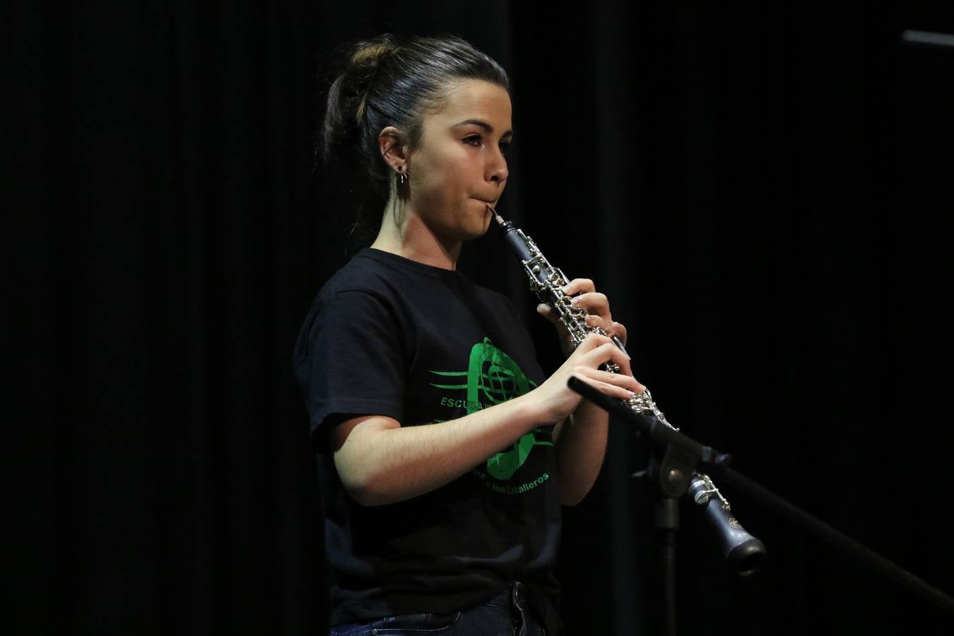 El Cine-teatro Balboa acogió, ayer, el concierto de clausura del curso 2018/2019 de la Escuela Municipal de Música de Jerez de los Caballeros. En esta cita, los alumnos y alumnas participantes ofrecieron una muestra de los conocimientos adquiridos durante el curso y su evolución a lo largo del mismo en las distintas modalidades impartidas. En este curso, han sido 113 los alumnos y alumnas que se han formado en la citada Escuela y cinco los profesores que han impartido las diferentes asignaturas: David Carrasco, Carlos Álvarez, Sergio Carrasco, Cristian Ivasr y Mª Asunción Pérez.