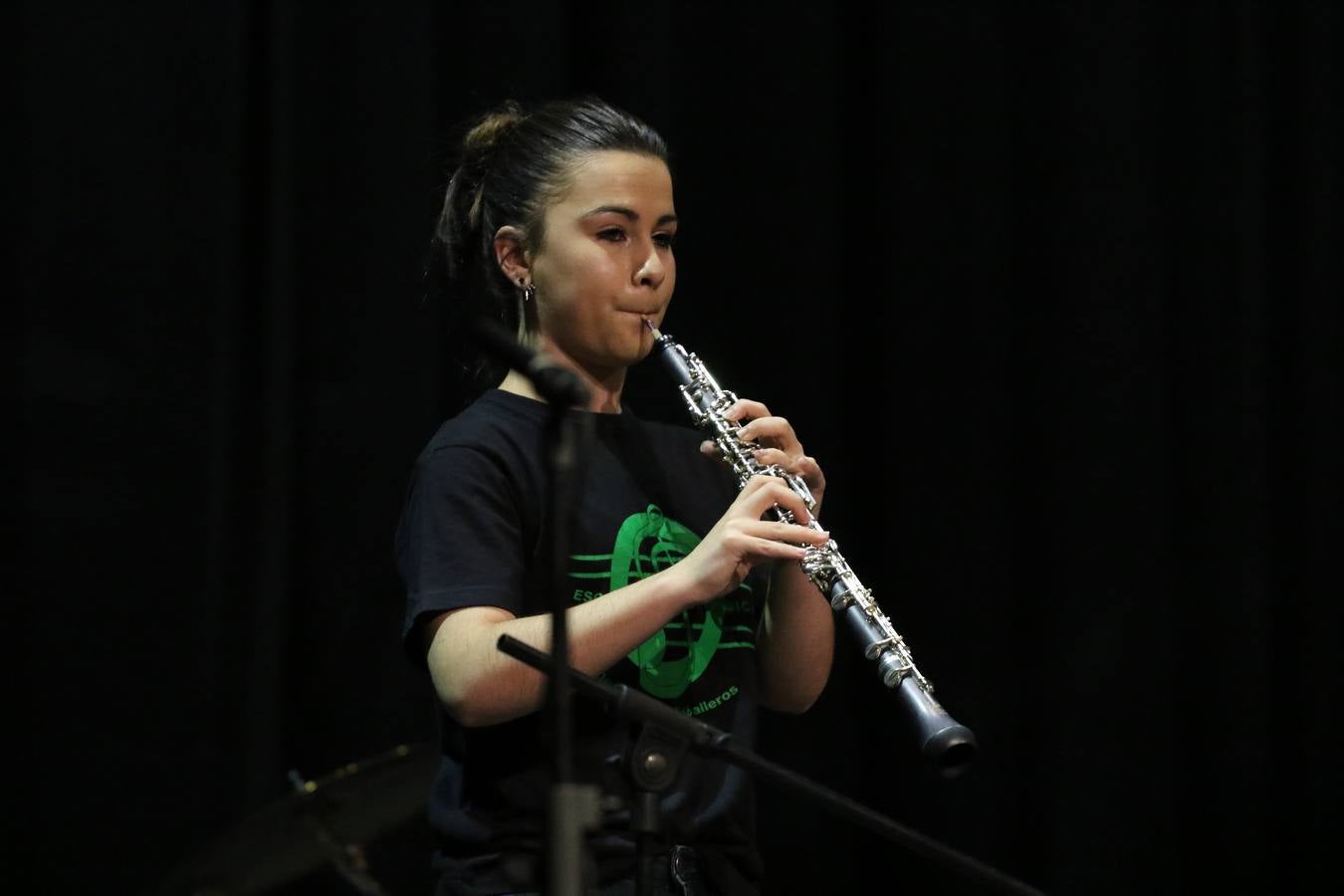 El Cine-teatro Balboa acogió, ayer, el concierto de clausura del curso 2018/2019 de la Escuela Municipal de Música de Jerez de los Caballeros. En esta cita, los alumnos y alumnas participantes ofrecieron una muestra de los conocimientos adquiridos durante el curso y su evolución a lo largo del mismo en las distintas modalidades impartidas. En este curso, han sido 113 los alumnos y alumnas que se han formado en la citada Escuela y cinco los profesores que han impartido las diferentes asignaturas: David Carrasco, Carlos Álvarez, Sergio Carrasco, Cristian Ivasr y Mª Asunción Pérez.