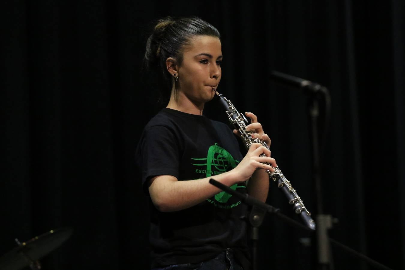 El Cine-teatro Balboa acogió, ayer, el concierto de clausura del curso 2018/2019 de la Escuela Municipal de Música de Jerez de los Caballeros. En esta cita, los alumnos y alumnas participantes ofrecieron una muestra de los conocimientos adquiridos durante el curso y su evolución a lo largo del mismo en las distintas modalidades impartidas. En este curso, han sido 113 los alumnos y alumnas que se han formado en la citada Escuela y cinco los profesores que han impartido las diferentes asignaturas: David Carrasco, Carlos Álvarez, Sergio Carrasco, Cristian Ivasr y Mª Asunción Pérez.