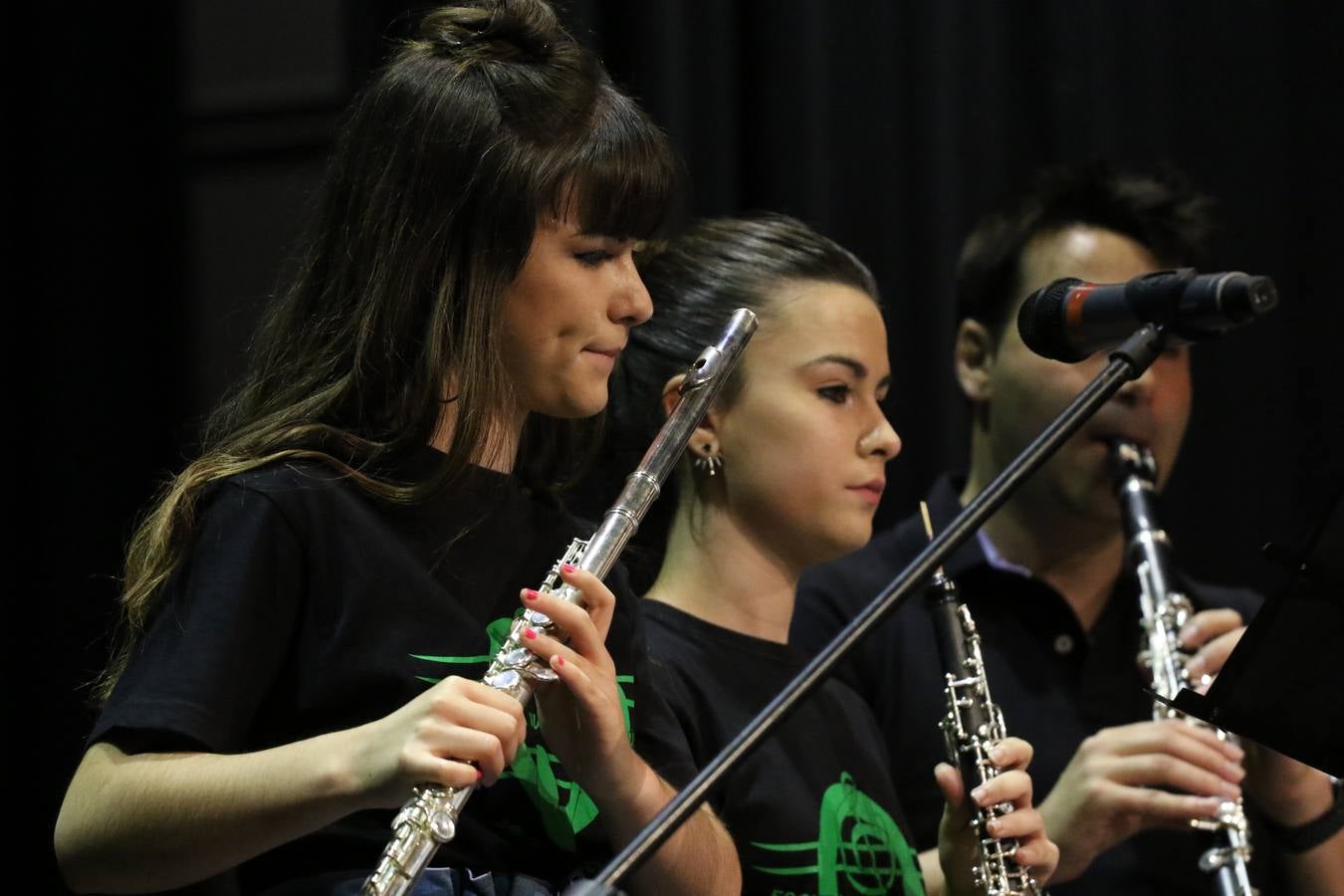 El Cine-teatro Balboa acogió, ayer, el concierto de clausura del curso 2018/2019 de la Escuela Municipal de Música de Jerez de los Caballeros. En esta cita, los alumnos y alumnas participantes ofrecieron una muestra de los conocimientos adquiridos durante el curso y su evolución a lo largo del mismo en las distintas modalidades impartidas. En este curso, han sido 113 los alumnos y alumnas que se han formado en la citada Escuela y cinco los profesores que han impartido las diferentes asignaturas: David Carrasco, Carlos Álvarez, Sergio Carrasco, Cristian Ivasr y Mª Asunción Pérez.