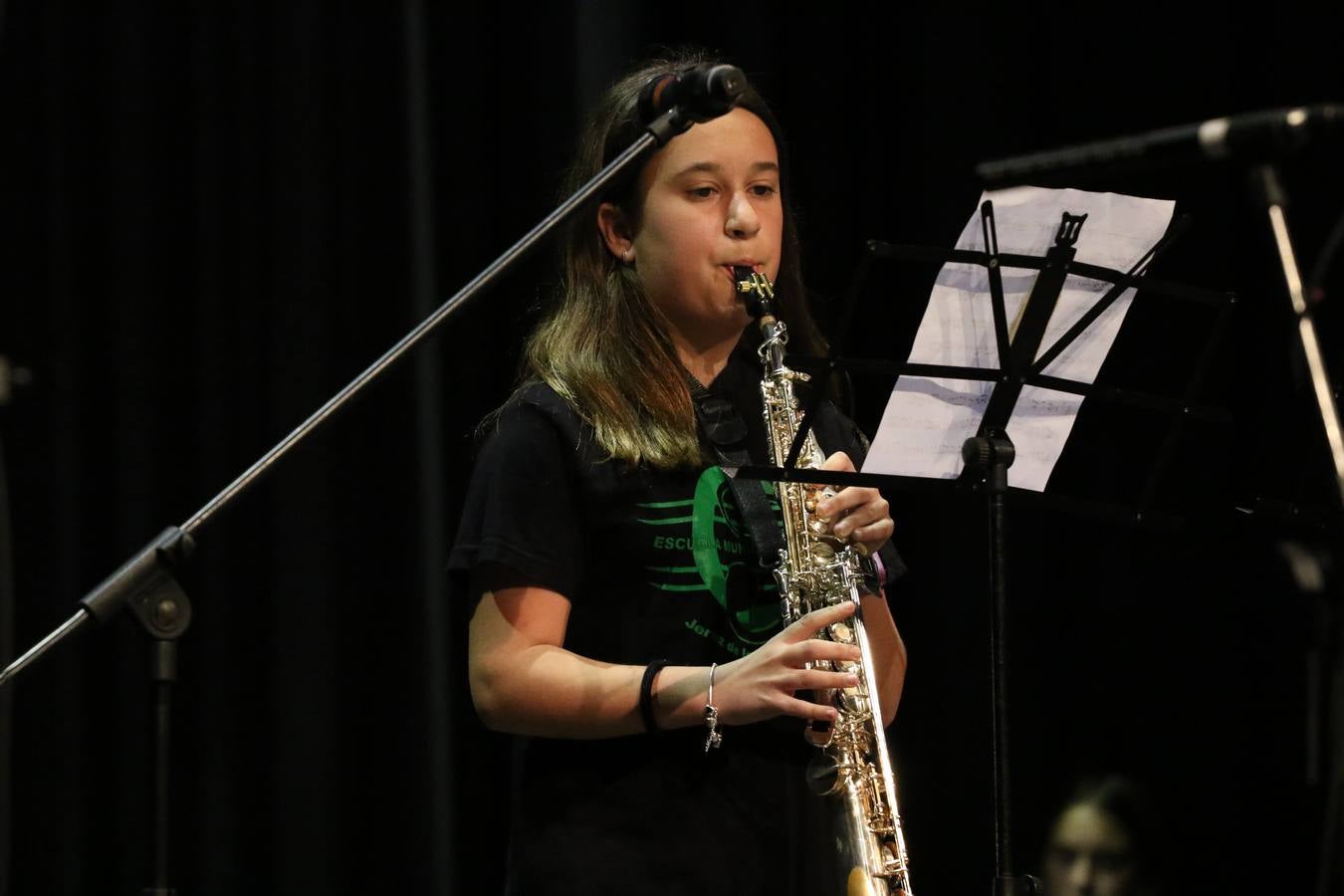 El Cine-teatro Balboa acogió, ayer, el concierto de clausura del curso 2018/2019 de la Escuela Municipal de Música de Jerez de los Caballeros. En esta cita, los alumnos y alumnas participantes ofrecieron una muestra de los conocimientos adquiridos durante el curso y su evolución a lo largo del mismo en las distintas modalidades impartidas. En este curso, han sido 113 los alumnos y alumnas que se han formado en la citada Escuela y cinco los profesores que han impartido las diferentes asignaturas: David Carrasco, Carlos Álvarez, Sergio Carrasco, Cristian Ivasr y Mª Asunción Pérez.