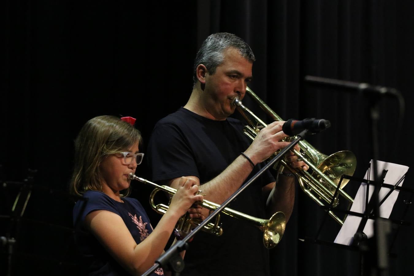 El Cine-teatro Balboa acogió, ayer, el concierto de clausura del curso 2018/2019 de la Escuela Municipal de Música de Jerez de los Caballeros. En esta cita, los alumnos y alumnas participantes ofrecieron una muestra de los conocimientos adquiridos durante el curso y su evolución a lo largo del mismo en las distintas modalidades impartidas. En este curso, han sido 113 los alumnos y alumnas que se han formado en la citada Escuela y cinco los profesores que han impartido las diferentes asignaturas: David Carrasco, Carlos Álvarez, Sergio Carrasco, Cristian Ivasr y Mª Asunción Pérez.