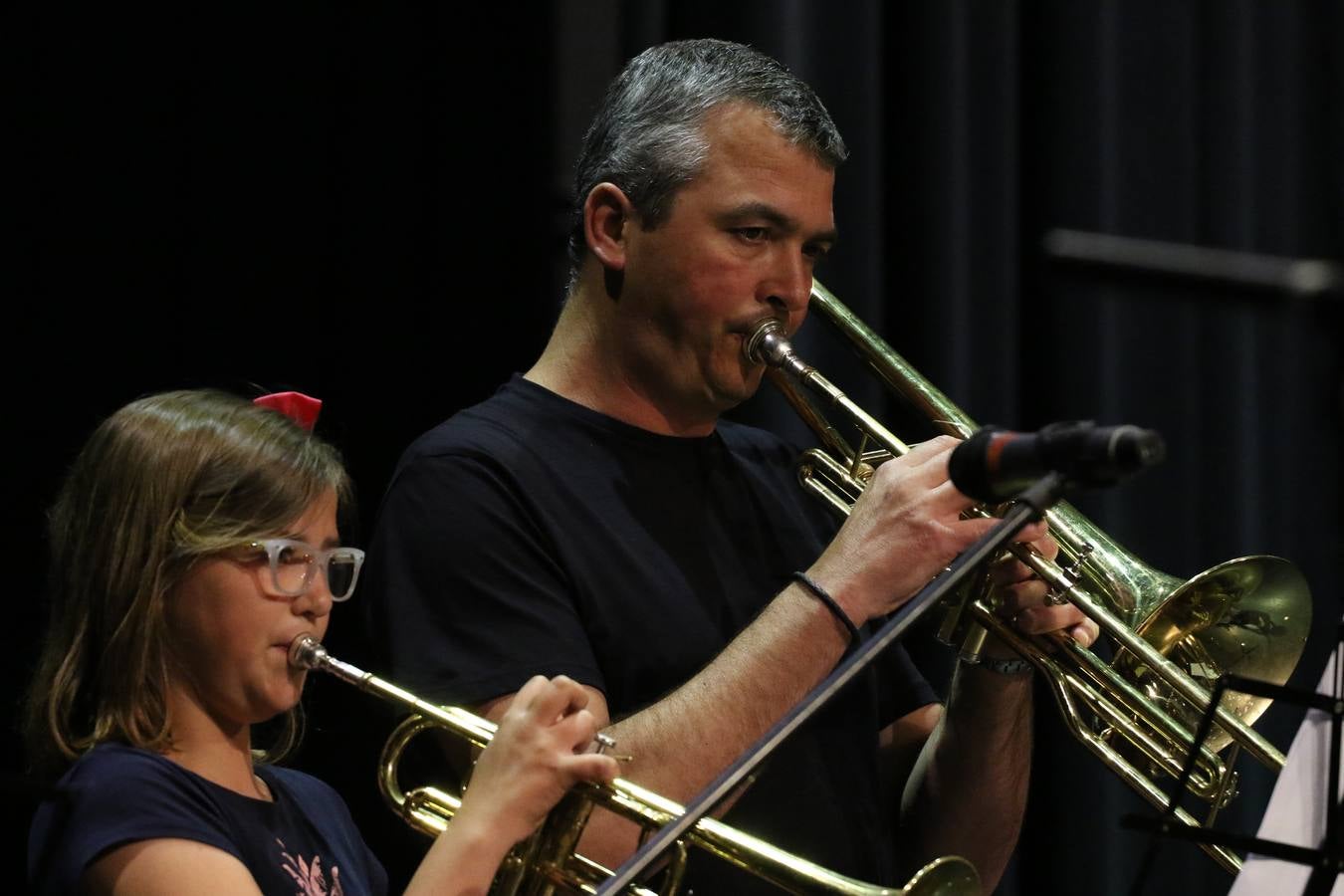 El Cine-teatro Balboa acogió, ayer, el concierto de clausura del curso 2018/2019 de la Escuela Municipal de Música de Jerez de los Caballeros. En esta cita, los alumnos y alumnas participantes ofrecieron una muestra de los conocimientos adquiridos durante el curso y su evolución a lo largo del mismo en las distintas modalidades impartidas. En este curso, han sido 113 los alumnos y alumnas que se han formado en la citada Escuela y cinco los profesores que han impartido las diferentes asignaturas: David Carrasco, Carlos Álvarez, Sergio Carrasco, Cristian Ivasr y Mª Asunción Pérez.