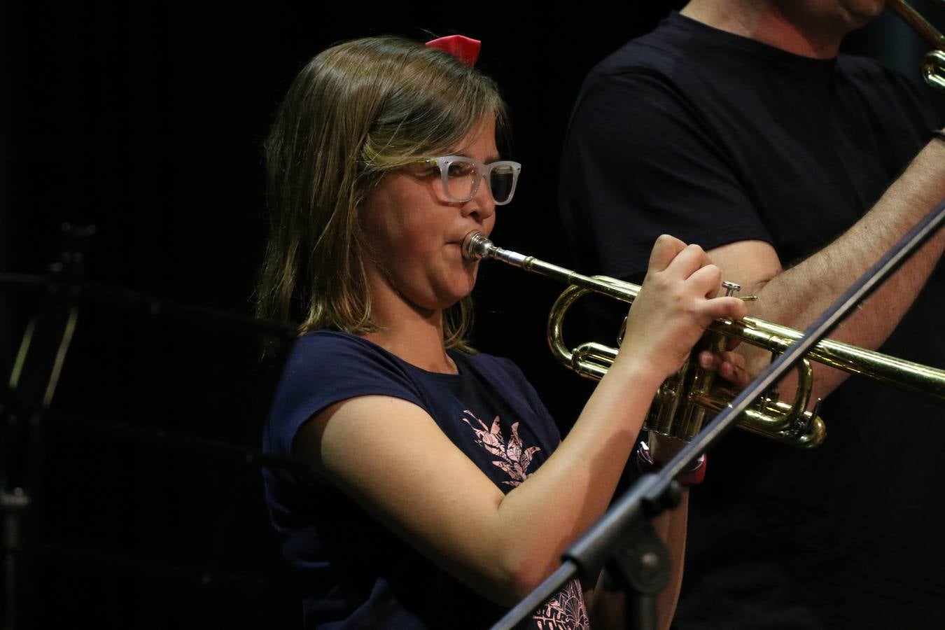El Cine-teatro Balboa acogió, ayer, el concierto de clausura del curso 2018/2019 de la Escuela Municipal de Música de Jerez de los Caballeros. En esta cita, los alumnos y alumnas participantes ofrecieron una muestra de los conocimientos adquiridos durante el curso y su evolución a lo largo del mismo en las distintas modalidades impartidas. En este curso, han sido 113 los alumnos y alumnas que se han formado en la citada Escuela y cinco los profesores que han impartido las diferentes asignaturas: David Carrasco, Carlos Álvarez, Sergio Carrasco, Cristian Ivasr y Mª Asunción Pérez.