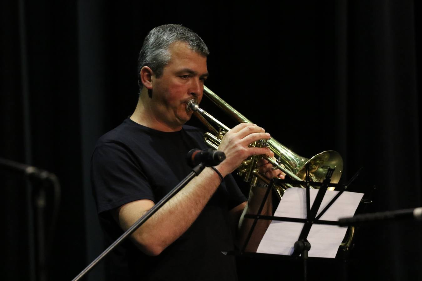 El Cine-teatro Balboa acogió, ayer, el concierto de clausura del curso 2018/2019 de la Escuela Municipal de Música de Jerez de los Caballeros. En esta cita, los alumnos y alumnas participantes ofrecieron una muestra de los conocimientos adquiridos durante el curso y su evolución a lo largo del mismo en las distintas modalidades impartidas. En este curso, han sido 113 los alumnos y alumnas que se han formado en la citada Escuela y cinco los profesores que han impartido las diferentes asignaturas: David Carrasco, Carlos Álvarez, Sergio Carrasco, Cristian Ivasr y Mª Asunción Pérez.