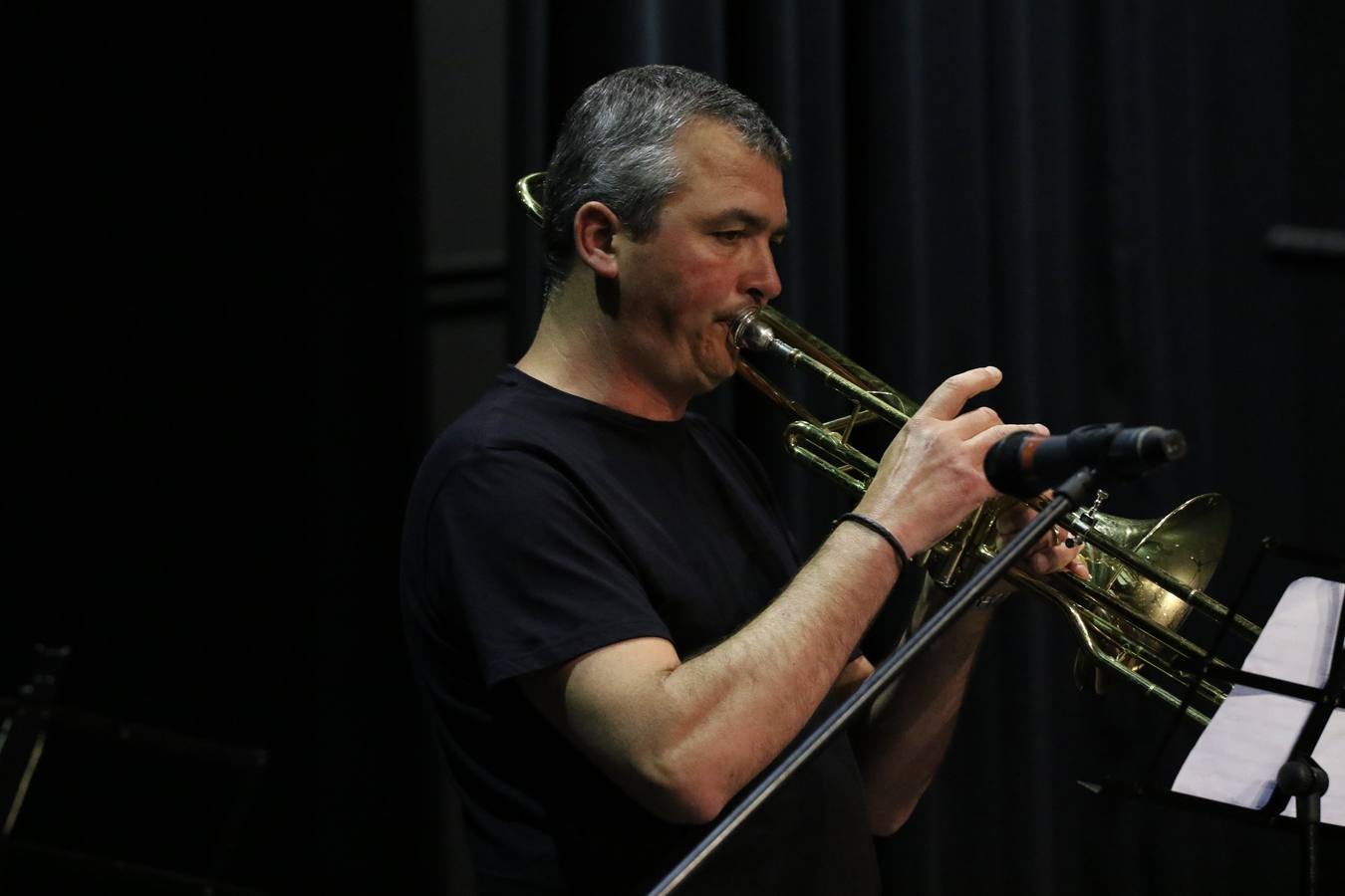 El Cine-teatro Balboa acogió, ayer, el concierto de clausura del curso 2018/2019 de la Escuela Municipal de Música de Jerez de los Caballeros. En esta cita, los alumnos y alumnas participantes ofrecieron una muestra de los conocimientos adquiridos durante el curso y su evolución a lo largo del mismo en las distintas modalidades impartidas. En este curso, han sido 113 los alumnos y alumnas que se han formado en la citada Escuela y cinco los profesores que han impartido las diferentes asignaturas: David Carrasco, Carlos Álvarez, Sergio Carrasco, Cristian Ivasr y Mª Asunción Pérez.