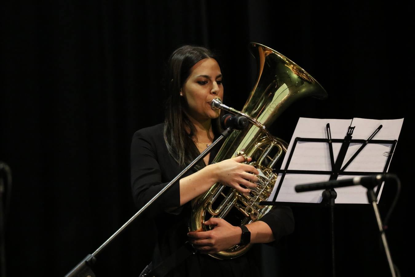 El Cine-teatro Balboa acogió, ayer, el concierto de clausura del curso 2018/2019 de la Escuela Municipal de Música de Jerez de los Caballeros. En esta cita, los alumnos y alumnas participantes ofrecieron una muestra de los conocimientos adquiridos durante el curso y su evolución a lo largo del mismo en las distintas modalidades impartidas. En este curso, han sido 113 los alumnos y alumnas que se han formado en la citada Escuela y cinco los profesores que han impartido las diferentes asignaturas: David Carrasco, Carlos Álvarez, Sergio Carrasco, Cristian Ivasr y Mª Asunción Pérez.