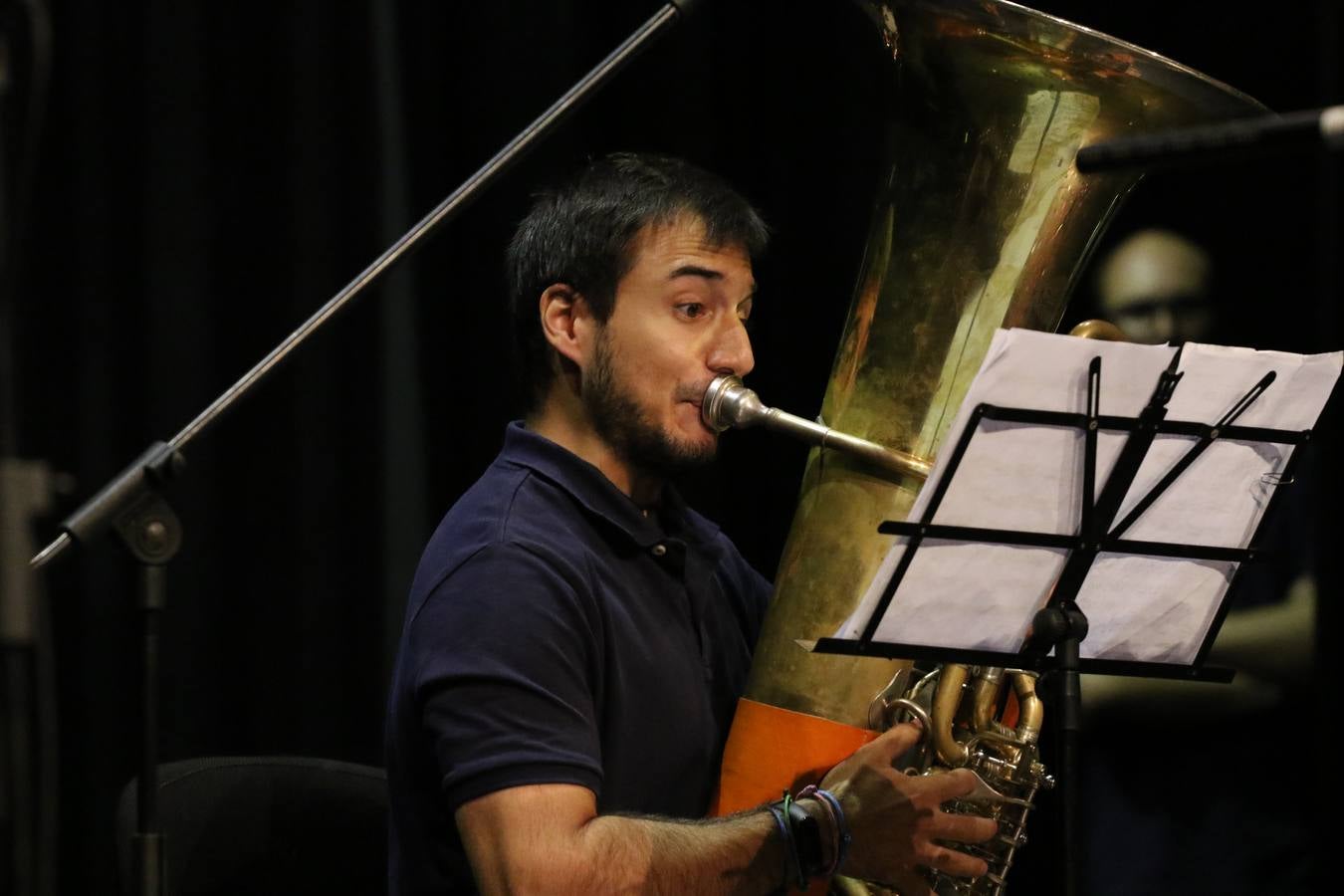 El Cine-teatro Balboa acogió, ayer, el concierto de clausura del curso 2018/2019 de la Escuela Municipal de Música de Jerez de los Caballeros. En esta cita, los alumnos y alumnas participantes ofrecieron una muestra de los conocimientos adquiridos durante el curso y su evolución a lo largo del mismo en las distintas modalidades impartidas. En este curso, han sido 113 los alumnos y alumnas que se han formado en la citada Escuela y cinco los profesores que han impartido las diferentes asignaturas: David Carrasco, Carlos Álvarez, Sergio Carrasco, Cristian Ivasr y Mª Asunción Pérez.