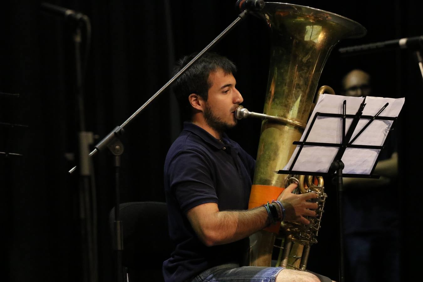 El Cine-teatro Balboa acogió, ayer, el concierto de clausura del curso 2018/2019 de la Escuela Municipal de Música de Jerez de los Caballeros. En esta cita, los alumnos y alumnas participantes ofrecieron una muestra de los conocimientos adquiridos durante el curso y su evolución a lo largo del mismo en las distintas modalidades impartidas. En este curso, han sido 113 los alumnos y alumnas que se han formado en la citada Escuela y cinco los profesores que han impartido las diferentes asignaturas: David Carrasco, Carlos Álvarez, Sergio Carrasco, Cristian Ivasr y Mª Asunción Pérez.