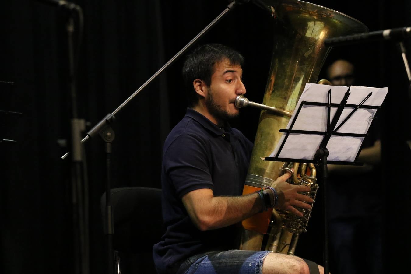 El Cine-teatro Balboa acogió, ayer, el concierto de clausura del curso 2018/2019 de la Escuela Municipal de Música de Jerez de los Caballeros. En esta cita, los alumnos y alumnas participantes ofrecieron una muestra de los conocimientos adquiridos durante el curso y su evolución a lo largo del mismo en las distintas modalidades impartidas. En este curso, han sido 113 los alumnos y alumnas que se han formado en la citada Escuela y cinco los profesores que han impartido las diferentes asignaturas: David Carrasco, Carlos Álvarez, Sergio Carrasco, Cristian Ivasr y Mª Asunción Pérez.