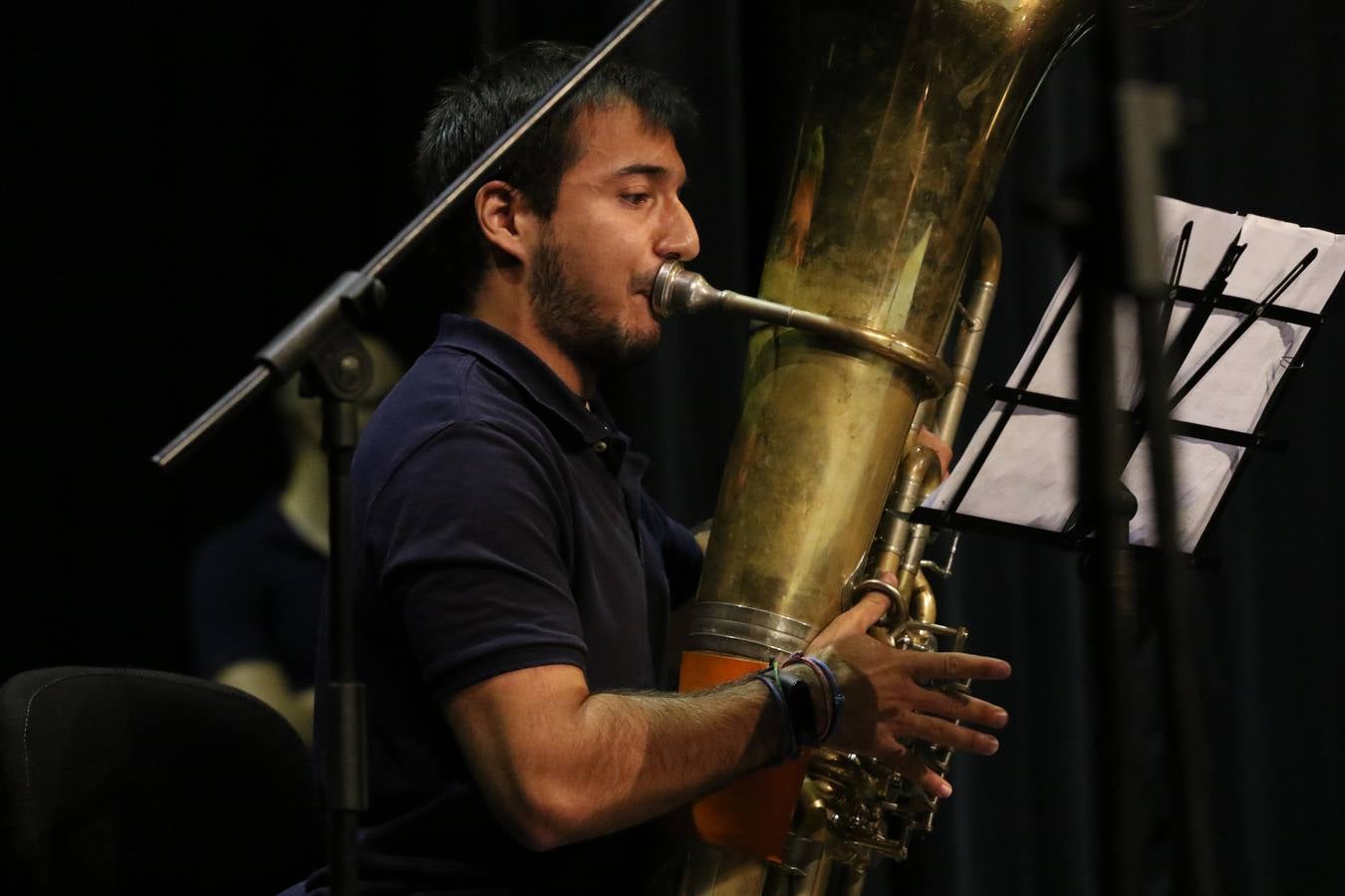 El Cine-teatro Balboa acogió, ayer, el concierto de clausura del curso 2018/2019 de la Escuela Municipal de Música de Jerez de los Caballeros. En esta cita, los alumnos y alumnas participantes ofrecieron una muestra de los conocimientos adquiridos durante el curso y su evolución a lo largo del mismo en las distintas modalidades impartidas. En este curso, han sido 113 los alumnos y alumnas que se han formado en la citada Escuela y cinco los profesores que han impartido las diferentes asignaturas: David Carrasco, Carlos Álvarez, Sergio Carrasco, Cristian Ivasr y Mª Asunción Pérez.