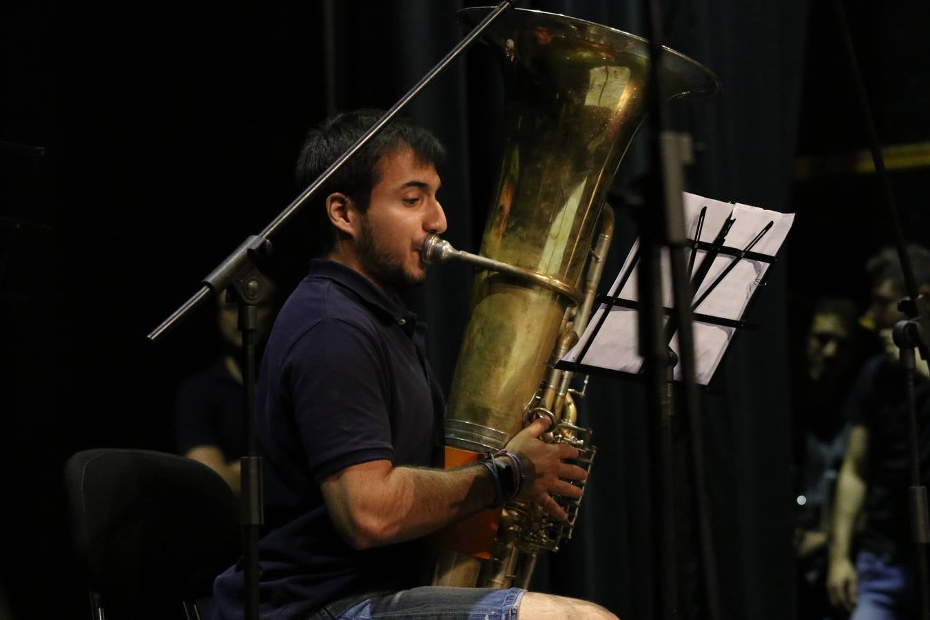 El Cine-teatro Balboa acogió, ayer, el concierto de clausura del curso 2018/2019 de la Escuela Municipal de Música de Jerez de los Caballeros. En esta cita, los alumnos y alumnas participantes ofrecieron una muestra de los conocimientos adquiridos durante el curso y su evolución a lo largo del mismo en las distintas modalidades impartidas. En este curso, han sido 113 los alumnos y alumnas que se han formado en la citada Escuela y cinco los profesores que han impartido las diferentes asignaturas: David Carrasco, Carlos Álvarez, Sergio Carrasco, Cristian Ivasr y Mª Asunción Pérez.