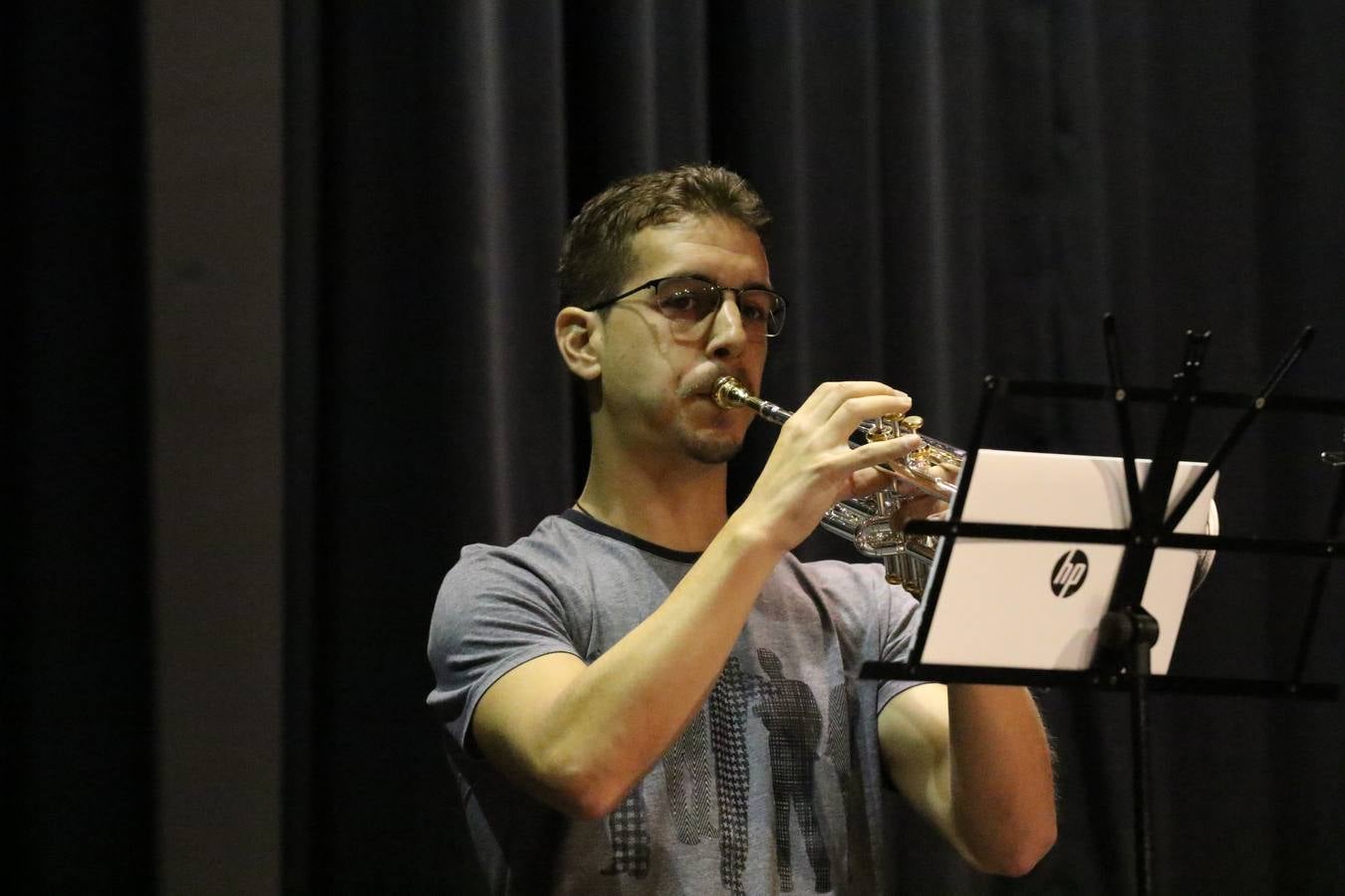 El Cine-teatro Balboa acogió, ayer, el concierto de clausura del curso 2018/2019 de la Escuela Municipal de Música de Jerez de los Caballeros. En esta cita, los alumnos y alumnas participantes ofrecieron una muestra de los conocimientos adquiridos durante el curso y su evolución a lo largo del mismo en las distintas modalidades impartidas. En este curso, han sido 113 los alumnos y alumnas que se han formado en la citada Escuela y cinco los profesores que han impartido las diferentes asignaturas: David Carrasco, Carlos Álvarez, Sergio Carrasco, Cristian Ivasr y Mª Asunción Pérez.