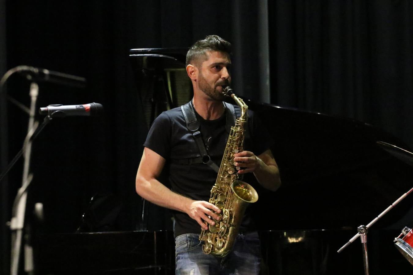 El Cine-teatro Balboa acogió, ayer, el concierto de clausura del curso 2018/2019 de la Escuela Municipal de Música de Jerez de los Caballeros. En esta cita, los alumnos y alumnas participantes ofrecieron una muestra de los conocimientos adquiridos durante el curso y su evolución a lo largo del mismo en las distintas modalidades impartidas. En este curso, han sido 113 los alumnos y alumnas que se han formado en la citada Escuela y cinco los profesores que han impartido las diferentes asignaturas: David Carrasco, Carlos Álvarez, Sergio Carrasco, Cristian Ivasr y Mª Asunción Pérez.