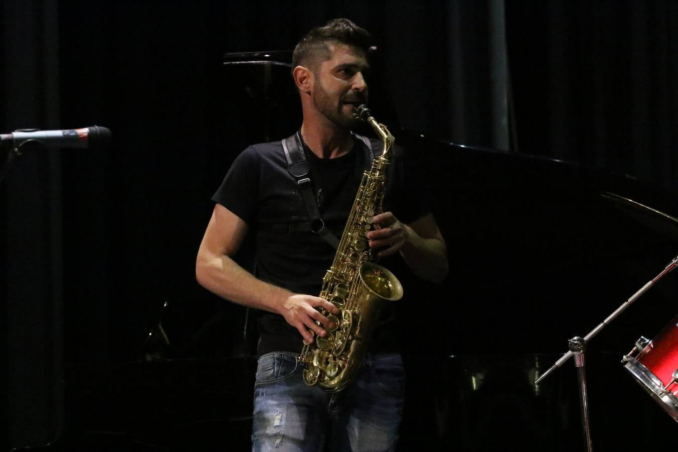 El Cine-teatro Balboa acogió, ayer, el concierto de clausura del curso 2018/2019 de la Escuela Municipal de Música de Jerez de los Caballeros. En esta cita, los alumnos y alumnas participantes ofrecieron una muestra de los conocimientos adquiridos durante el curso y su evolución a lo largo del mismo en las distintas modalidades impartidas. En este curso, han sido 113 los alumnos y alumnas que se han formado en la citada Escuela y cinco los profesores que han impartido las diferentes asignaturas: David Carrasco, Carlos Álvarez, Sergio Carrasco, Cristian Ivasr y Mª Asunción Pérez.