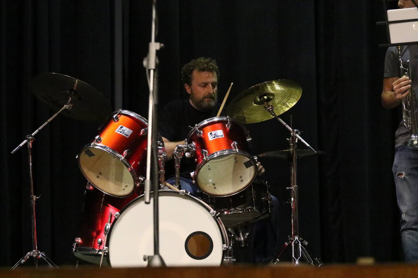 El Cine-teatro Balboa acogió, ayer, el concierto de clausura del curso 2018/2019 de la Escuela Municipal de Música de Jerez de los Caballeros. En esta cita, los alumnos y alumnas participantes ofrecieron una muestra de los conocimientos adquiridos durante el curso y su evolución a lo largo del mismo en las distintas modalidades impartidas. En este curso, han sido 113 los alumnos y alumnas que se han formado en la citada Escuela y cinco los profesores que han impartido las diferentes asignaturas: David Carrasco, Carlos Álvarez, Sergio Carrasco, Cristian Ivasr y Mª Asunción Pérez.