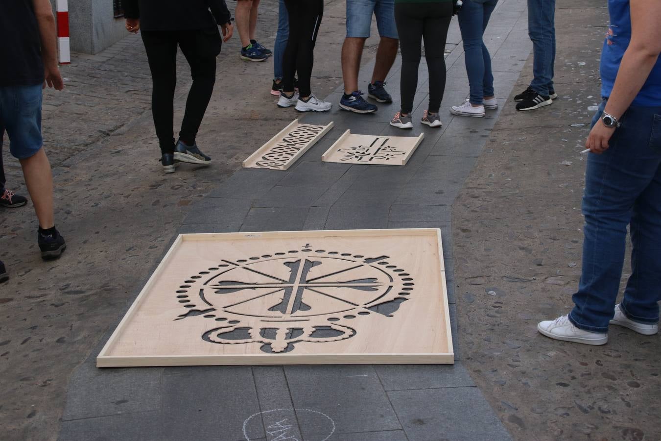 Las alfombras de sal embellecen y llenan de color, hoy, las calles de Jerez de los Caballeros con motivo de la festividad del Corpus Christi. Desde primera hora de la mañana, miembros de las cofradías y hermandades, Cáritas, grupos de catequesis, familias de los niños que han hecho este año la Primera Comunión, miembros de la Asociación de costaleros y costaleras de la Semana Santa jerezana, Ayuntamiento y vecinos han cubierto las principales calles del municipio con 6.250 kilos de sal teñida, plenas de color. A continuación, han disfrutado de una jornada de convivencia en la Casa de la Iglesia 'Cecilia de Arteaga'.