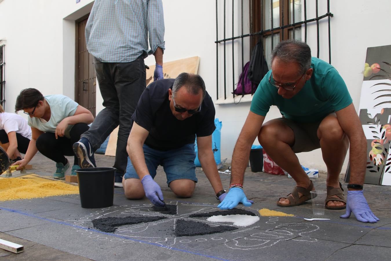 Las alfombras de sal embellecen y llenan de color, hoy, las calles de Jerez de los Caballeros con motivo de la festividad del Corpus Christi. Desde primera hora de la mañana, miembros de las cofradías y hermandades, Cáritas, grupos de catequesis, familias de los niños que han hecho este año la Primera Comunión, miembros de la Asociación de costaleros y costaleras de la Semana Santa jerezana, Ayuntamiento y vecinos han cubierto las principales calles del municipio con 6.250 kilos de sal teñida, plenas de color. A continuación, han disfrutado de una jornada de convivencia en la Casa de la Iglesia 'Cecilia de Arteaga'.