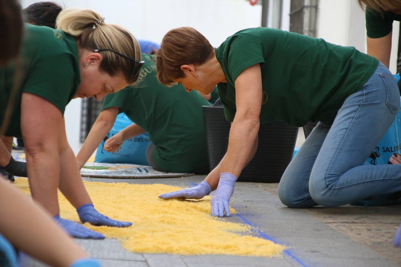Las alfombras de sal embellecen y llenan de color, hoy, las calles de Jerez de los Caballeros con motivo de la festividad del Corpus Christi. Desde primera hora de la mañana, miembros de las cofradías y hermandades, Cáritas, grupos de catequesis, familias de los niños que han hecho este año la Primera Comunión, miembros de la Asociación de costaleros y costaleras de la Semana Santa jerezana, Ayuntamiento y vecinos han cubierto las principales calles del municipio con 6.250 kilos de sal teñida, plenas de color. A continuación, han disfrutado de una jornada de convivencia en la Casa de la Iglesia 'Cecilia de Arteaga'.