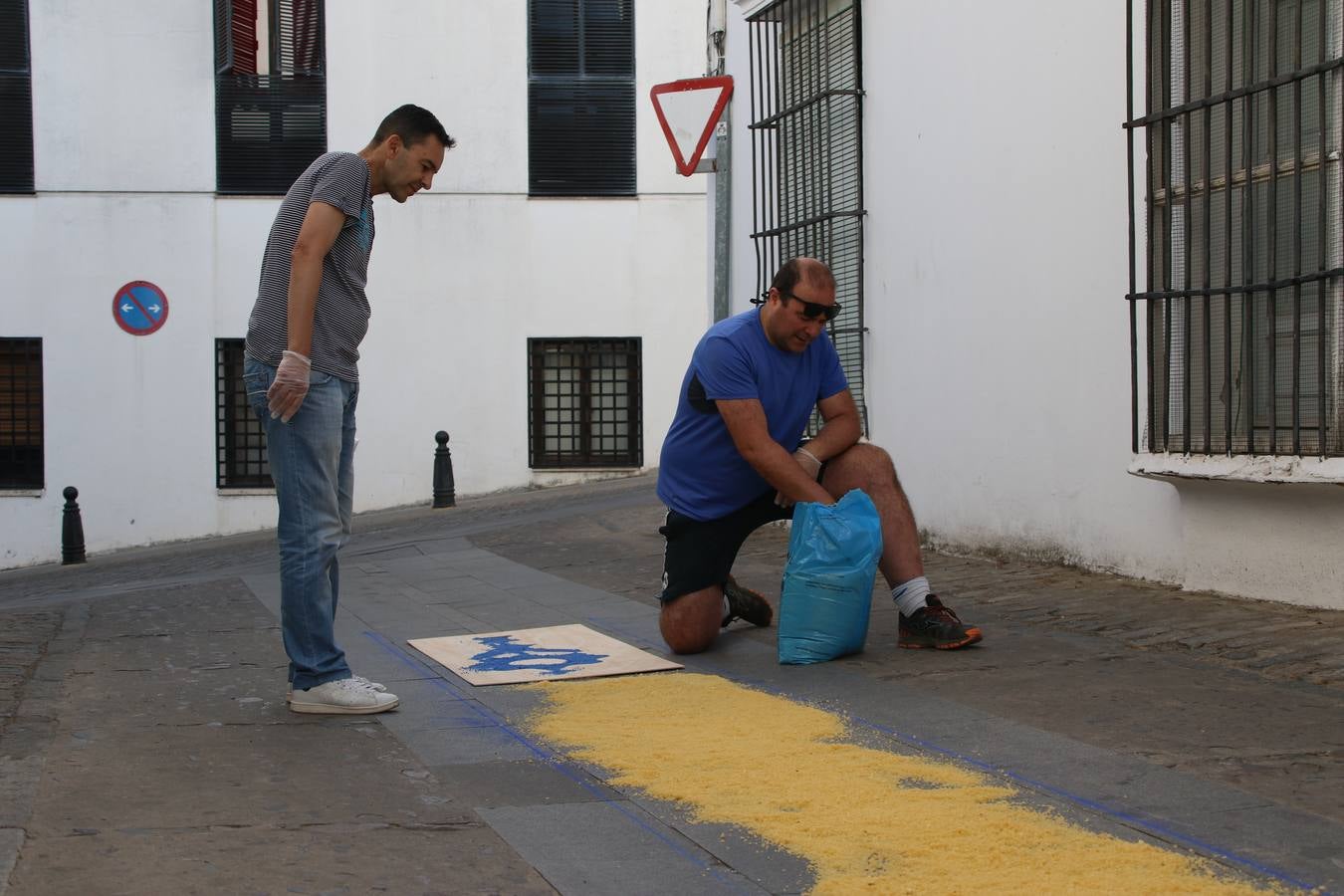 Las alfombras de sal embellecen y llenan de color, hoy, las calles de Jerez de los Caballeros con motivo de la festividad del Corpus Christi. Desde primera hora de la mañana, miembros de las cofradías y hermandades, Cáritas, grupos de catequesis, familias de los niños que han hecho este año la Primera Comunión, miembros de la Asociación de costaleros y costaleras de la Semana Santa jerezana, Ayuntamiento y vecinos han cubierto las principales calles del municipio con 6.250 kilos de sal teñida, plenas de color. A continuación, han disfrutado de una jornada de convivencia en la Casa de la Iglesia 'Cecilia de Arteaga'.