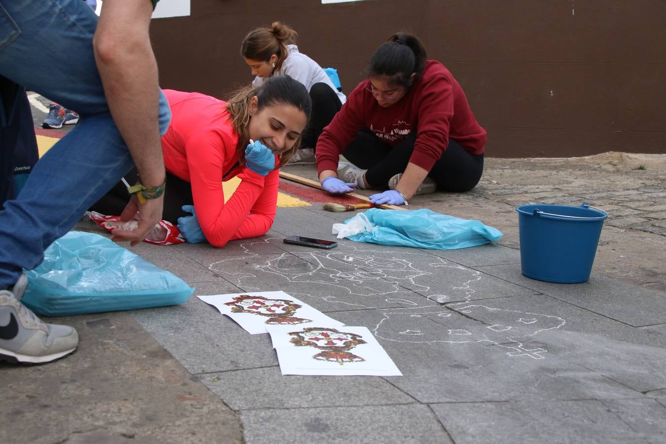 Las alfombras de sal embellecen y llenan de color, hoy, las calles de Jerez de los Caballeros con motivo de la festividad del Corpus Christi. Desde primera hora de la mañana, miembros de las cofradías y hermandades, Cáritas, grupos de catequesis, familias de los niños que han hecho este año la Primera Comunión, miembros de la Asociación de costaleros y costaleras de la Semana Santa jerezana, Ayuntamiento y vecinos han cubierto las principales calles del municipio con 6.250 kilos de sal teñida, plenas de color. A continuación, han disfrutado de una jornada de convivencia en la Casa de la Iglesia 'Cecilia de Arteaga'.