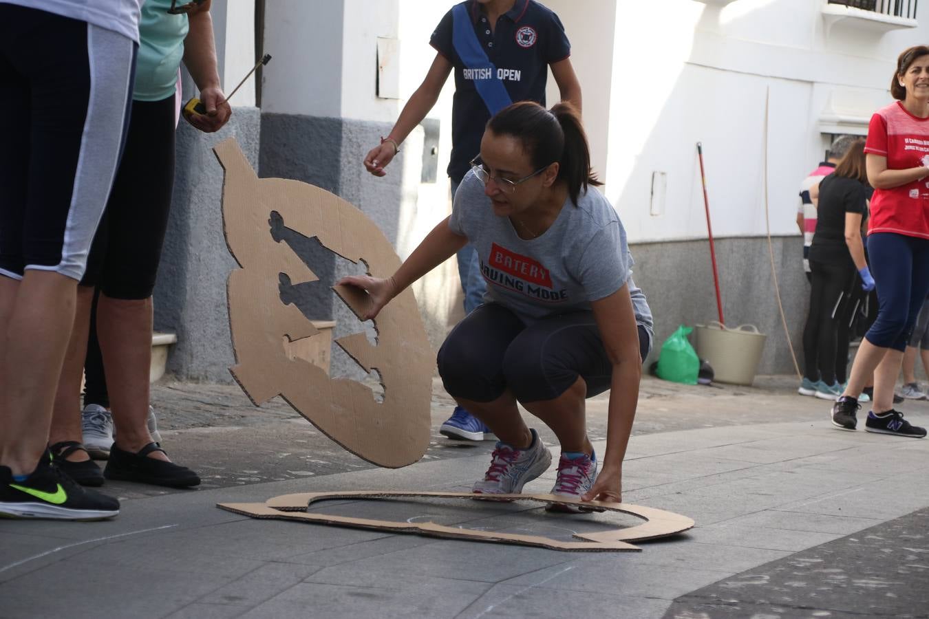 Las alfombras de sal embellecen y llenan de color, hoy, las calles de Jerez de los Caballeros con motivo de la festividad del Corpus Christi. Desde primera hora de la mañana, miembros de las cofradías y hermandades, Cáritas, grupos de catequesis, familias de los niños que han hecho este año la Primera Comunión, miembros de la Asociación de costaleros y costaleras de la Semana Santa jerezana, Ayuntamiento y vecinos han cubierto las principales calles del municipio con 6.250 kilos de sal teñida, plenas de color. A continuación, han disfrutado de una jornada de convivencia en la Casa de la Iglesia 'Cecilia de Arteaga'.