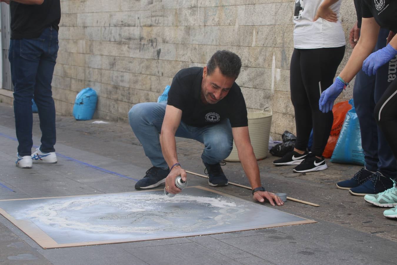 Las alfombras de sal embellecen y llenan de color, hoy, las calles de Jerez de los Caballeros con motivo de la festividad del Corpus Christi. Desde primera hora de la mañana, miembros de las cofradías y hermandades, Cáritas, grupos de catequesis, familias de los niños que han hecho este año la Primera Comunión, miembros de la Asociación de costaleros y costaleras de la Semana Santa jerezana, Ayuntamiento y vecinos han cubierto las principales calles del municipio con 6.250 kilos de sal teñida, plenas de color. A continuación, han disfrutado de una jornada de convivencia en la Casa de la Iglesia 'Cecilia de Arteaga'.