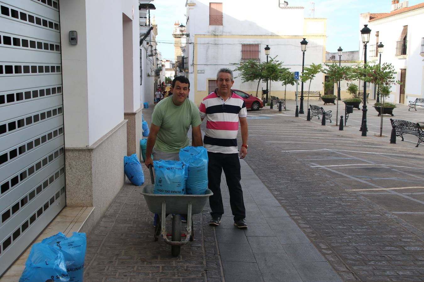 Las alfombras de sal embellecen y llenan de color, hoy, las calles de Jerez de los Caballeros con motivo de la festividad del Corpus Christi. Desde primera hora de la mañana, miembros de las cofradías y hermandades, Cáritas, grupos de catequesis, familias de los niños que han hecho este año la Primera Comunión, miembros de la Asociación de costaleros y costaleras de la Semana Santa jerezana, Ayuntamiento y vecinos han cubierto las principales calles del municipio con 6.250 kilos de sal teñida, plenas de color. A continuación, han disfrutado de una jornada de convivencia en la Casa de la Iglesia 'Cecilia de Arteaga'.
