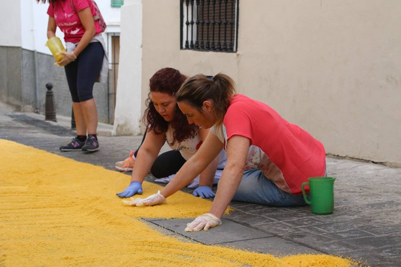 Las alfombras de sal embellecen y llenan de color, hoy, las calles de Jerez de los Caballeros con motivo de la festividad del Corpus Christi. Desde primera hora de la mañana, miembros de las cofradías y hermandades, Cáritas, grupos de catequesis, familias de los niños que han hecho este año la Primera Comunión, miembros de la Asociación de costaleros y costaleras de la Semana Santa jerezana, Ayuntamiento y vecinos han cubierto las principales calles del municipio con 6.250 kilos de sal teñida, plenas de color. A continuación, han disfrutado de una jornada de convivencia en la Casa de la Iglesia 'Cecilia de Arteaga'.