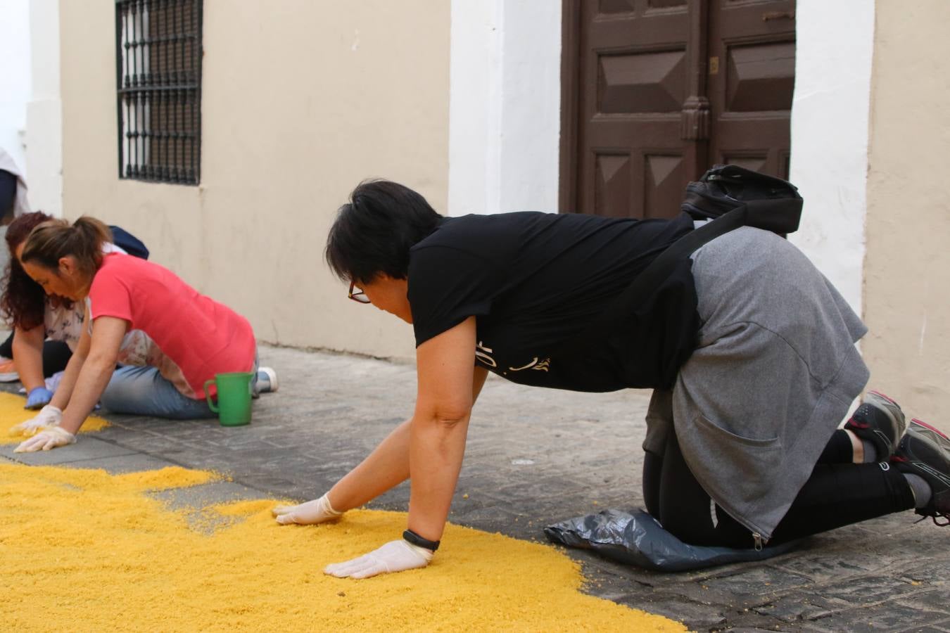 Las alfombras de sal embellecen y llenan de color, hoy, las calles de Jerez de los Caballeros con motivo de la festividad del Corpus Christi. Desde primera hora de la mañana, miembros de las cofradías y hermandades, Cáritas, grupos de catequesis, familias de los niños que han hecho este año la Primera Comunión, miembros de la Asociación de costaleros y costaleras de la Semana Santa jerezana, Ayuntamiento y vecinos han cubierto las principales calles del municipio con 6.250 kilos de sal teñida, plenas de color. A continuación, han disfrutado de una jornada de convivencia en la Casa de la Iglesia 'Cecilia de Arteaga'.
