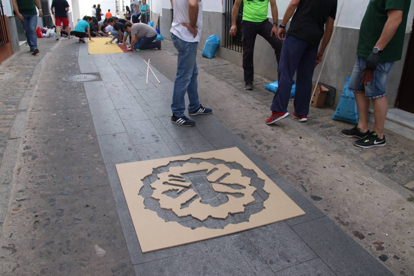 Las alfombras de sal embellecen y llenan de color, hoy, las calles de Jerez de los Caballeros con motivo de la festividad del Corpus Christi. Desde primera hora de la mañana, miembros de las cofradías y hermandades, Cáritas, grupos de catequesis, familias de los niños que han hecho este año la Primera Comunión, miembros de la Asociación de costaleros y costaleras de la Semana Santa jerezana, Ayuntamiento y vecinos han cubierto las principales calles del municipio con 6.250 kilos de sal teñida, plenas de color. A continuación, han disfrutado de una jornada de convivencia en la Casa de la Iglesia 'Cecilia de Arteaga'.