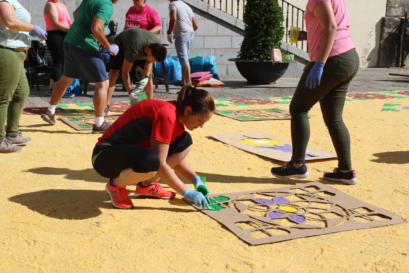 Las alfombras de sal embellecen y llenan de color, hoy, las calles de Jerez de los Caballeros con motivo de la festividad del Corpus Christi. Desde primera hora de la mañana, miembros de las cofradías y hermandades, Cáritas, grupos de catequesis, familias de los niños que han hecho este año la Primera Comunión, miembros de la Asociación de costaleros y costaleras de la Semana Santa jerezana, Ayuntamiento y vecinos han cubierto las principales calles del municipio con 6.250 kilos de sal teñida, plenas de color. A continuación, han disfrutado de una jornada de convivencia en la Casa de la Iglesia 'Cecilia de Arteaga'.