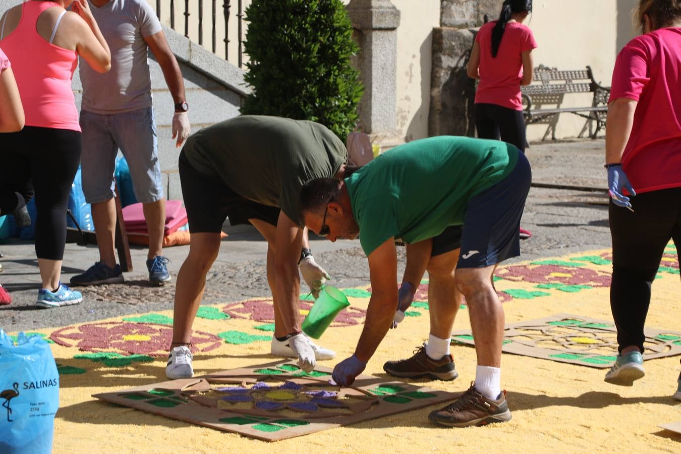 Las alfombras de sal embellecen y llenan de color, hoy, las calles de Jerez de los Caballeros con motivo de la festividad del Corpus Christi. Desde primera hora de la mañana, miembros de las cofradías y hermandades, Cáritas, grupos de catequesis, familias de los niños que han hecho este año la Primera Comunión, miembros de la Asociación de costaleros y costaleras de la Semana Santa jerezana, Ayuntamiento y vecinos han cubierto las principales calles del municipio con 6.250 kilos de sal teñida, plenas de color. A continuación, han disfrutado de una jornada de convivencia en la Casa de la Iglesia 'Cecilia de Arteaga'.