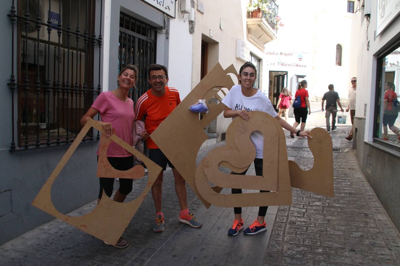 Las alfombras de sal embellecen y llenan de color, hoy, las calles de Jerez de los Caballeros con motivo de la festividad del Corpus Christi. Desde primera hora de la mañana, miembros de las cofradías y hermandades, Cáritas, grupos de catequesis, familias de los niños que han hecho este año la Primera Comunión, miembros de la Asociación de costaleros y costaleras de la Semana Santa jerezana, Ayuntamiento y vecinos han cubierto las principales calles del municipio con 6.250 kilos de sal teñida, plenas de color. A continuación, han disfrutado de una jornada de convivencia en la Casa de la Iglesia 'Cecilia de Arteaga'.