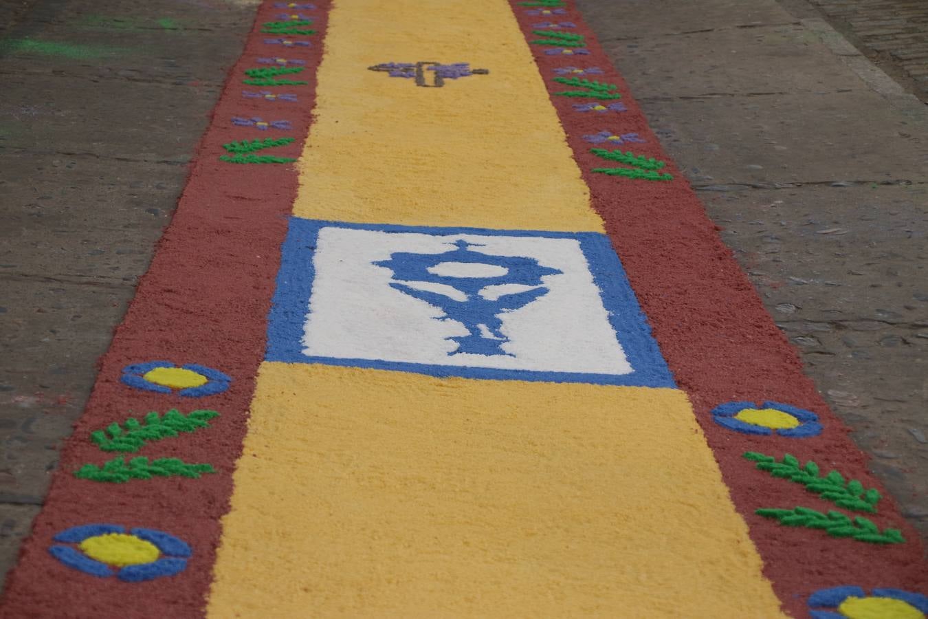 Las alfombras de sal embellecen y llenan de color, hoy, las calles de Jerez de los Caballeros con motivo de la festividad del Corpus Christi. Desde primera hora de la mañana, miembros de las cofradías y hermandades, Cáritas, grupos de catequesis, familias de los niños que han hecho este año la Primera Comunión, miembros de la Asociación de costaleros y costaleras de la Semana Santa jerezana, Ayuntamiento y vecinos han cubierto las principales calles del municipio con 6.250 kilos de sal teñida, plenas de color. A continuación, han disfrutado de una jornada de convivencia en la Casa de la Iglesia 'Cecilia de Arteaga'.