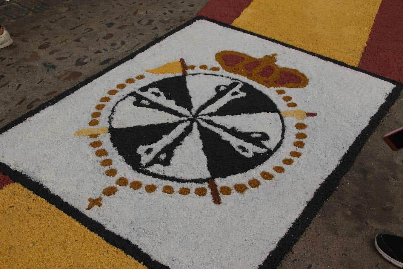 Las alfombras de sal embellecen y llenan de color, hoy, las calles de Jerez de los Caballeros con motivo de la festividad del Corpus Christi. Desde primera hora de la mañana, miembros de las cofradías y hermandades, Cáritas, grupos de catequesis, familias de los niños que han hecho este año la Primera Comunión, miembros de la Asociación de costaleros y costaleras de la Semana Santa jerezana, Ayuntamiento y vecinos han cubierto las principales calles del municipio con 6.250 kilos de sal teñida, plenas de color. A continuación, han disfrutado de una jornada de convivencia en la Casa de la Iglesia 'Cecilia de Arteaga'.