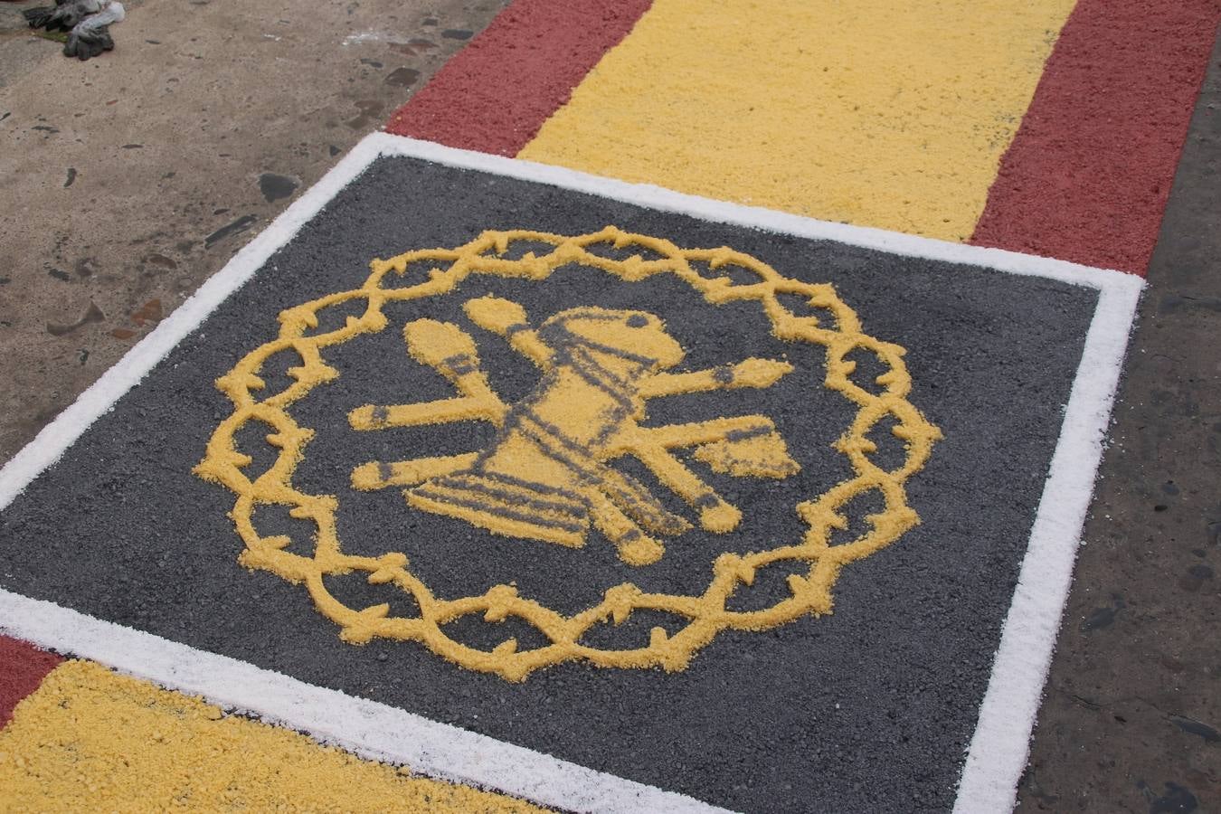 Las alfombras de sal embellecen y llenan de color, hoy, las calles de Jerez de los Caballeros con motivo de la festividad del Corpus Christi. Desde primera hora de la mañana, miembros de las cofradías y hermandades, Cáritas, grupos de catequesis, familias de los niños que han hecho este año la Primera Comunión, miembros de la Asociación de costaleros y costaleras de la Semana Santa jerezana, Ayuntamiento y vecinos han cubierto las principales calles del municipio con 6.250 kilos de sal teñida, plenas de color. A continuación, han disfrutado de una jornada de convivencia en la Casa de la Iglesia 'Cecilia de Arteaga'.