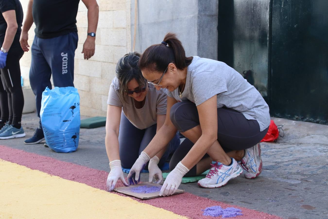 Las alfombras de sal embellecen y llenan de color, hoy, las calles de Jerez de los Caballeros con motivo de la festividad del Corpus Christi. Desde primera hora de la mañana, miembros de las cofradías y hermandades, Cáritas, grupos de catequesis, familias de los niños que han hecho este año la Primera Comunión, miembros de la Asociación de costaleros y costaleras de la Semana Santa jerezana, Ayuntamiento y vecinos han cubierto las principales calles del municipio con 6.250 kilos de sal teñida, plenas de color. A continuación, han disfrutado de una jornada de convivencia en la Casa de la Iglesia 'Cecilia de Arteaga'.