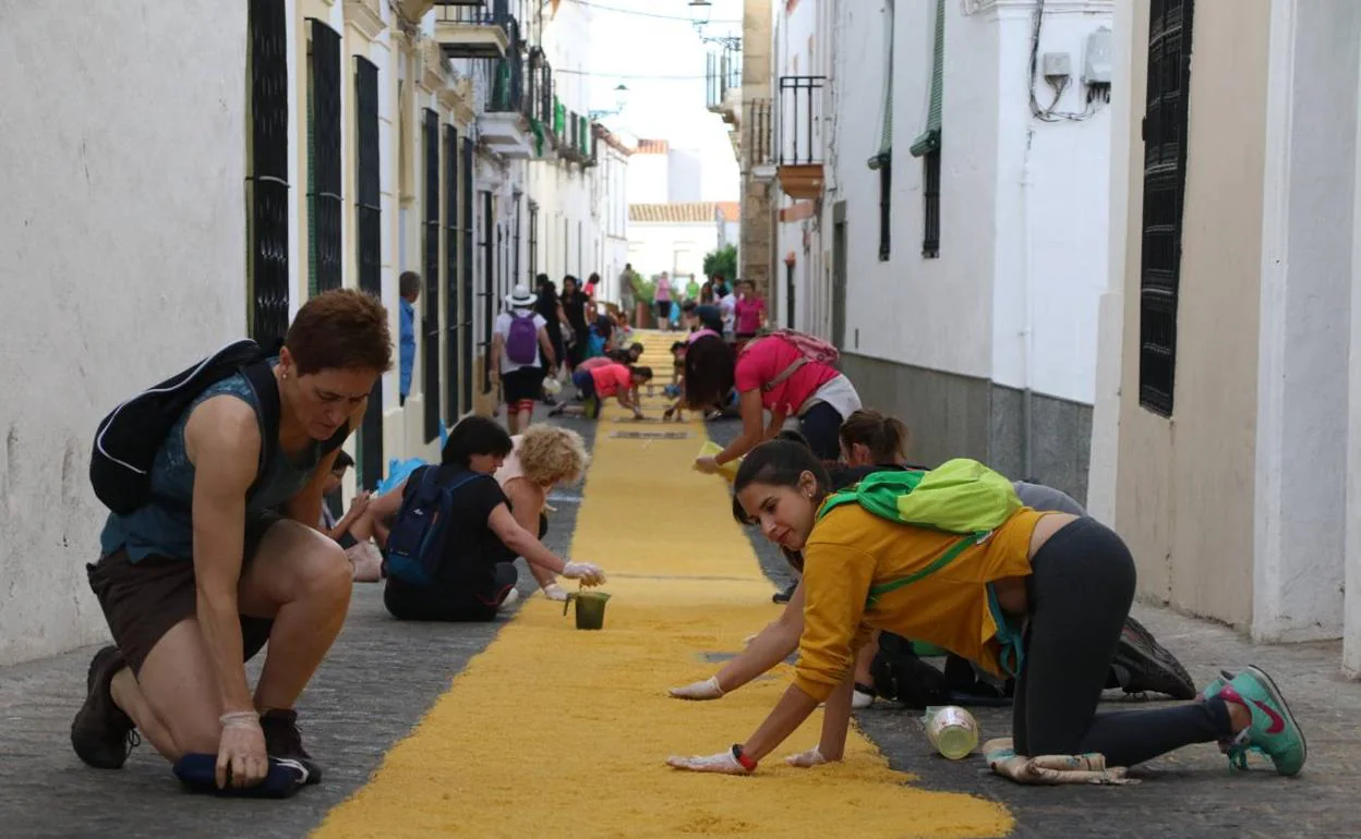 Engalanando la calle San Agustín. 