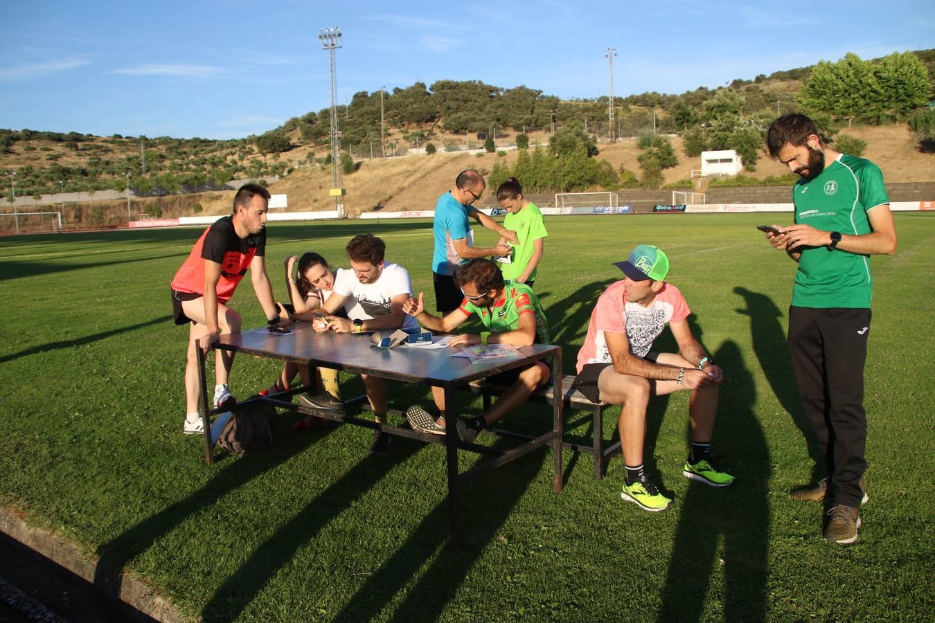 La Ciudad Deportiva 'Manuel Calzado Galván' acogió, ayer, la 'I Milla', organizada por el Club Atletismo de Jerez de los Caballeros con motivo de su primer aniversario. Manuela Gómez y Álvaro Crespo fueron los vencedores de la prueba absoluta. Al finalizar, los participantes y los allí presentes disfrutaron de una jornada de convivencia. 