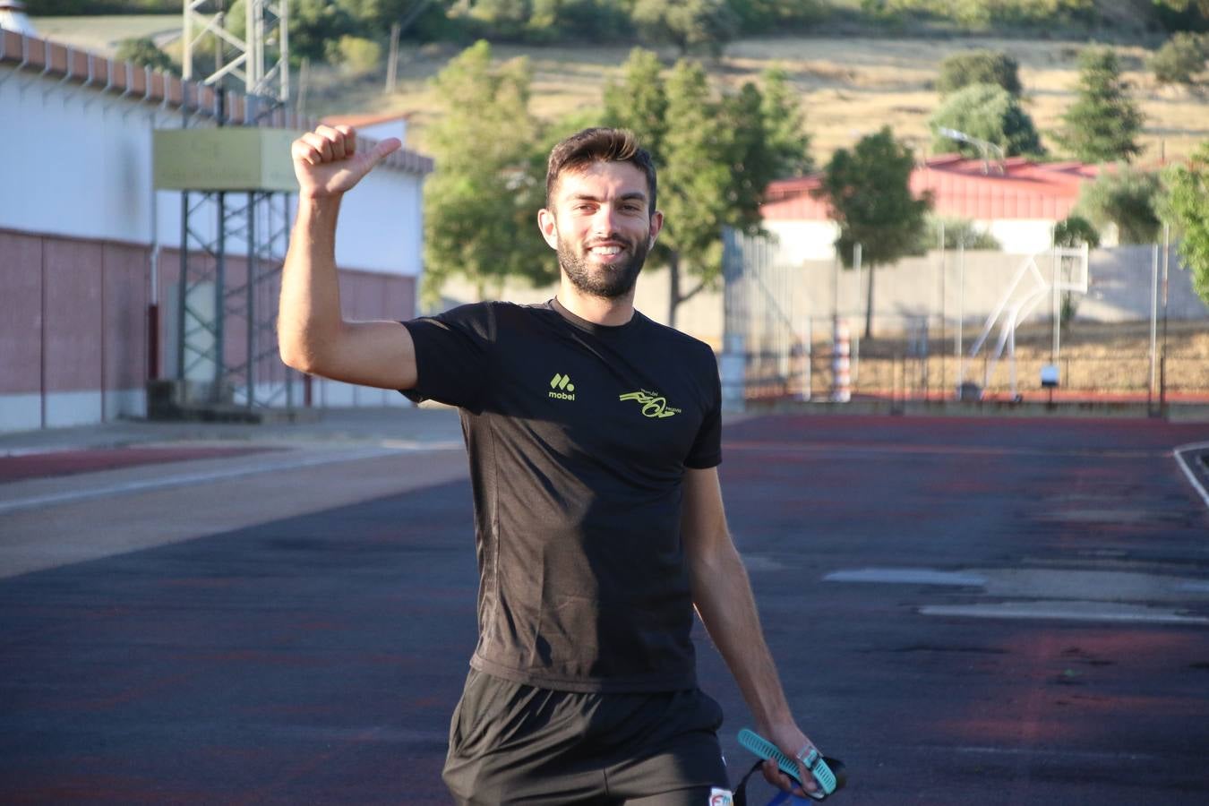 La Ciudad Deportiva 'Manuel Calzado Galván' acogió, ayer, la 'I Milla', organizada por el Club Atletismo de Jerez de los Caballeros con motivo de su primer aniversario. Manuela Gómez y Álvaro Crespo fueron los vencedores de la prueba absoluta. Al finalizar, los participantes y los allí presentes disfrutaron de una jornada de convivencia. 