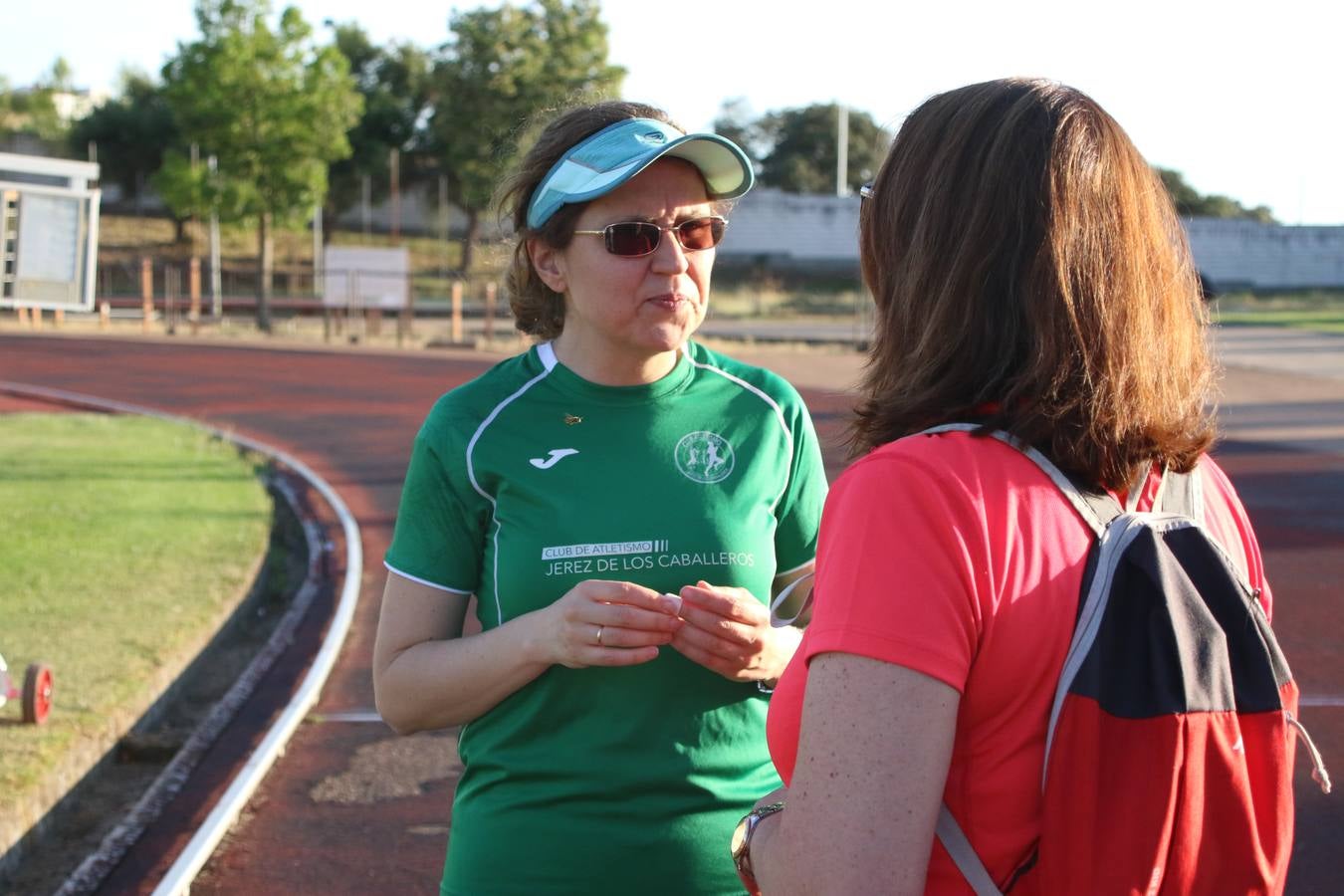 La Ciudad Deportiva 'Manuel Calzado Galván' acogió, ayer, la 'I Milla', organizada por el Club Atletismo de Jerez de los Caballeros con motivo de su primer aniversario. Manuela Gómez y Álvaro Crespo fueron los vencedores de la prueba absoluta. Al finalizar, los participantes y los allí presentes disfrutaron de una jornada de convivencia. 