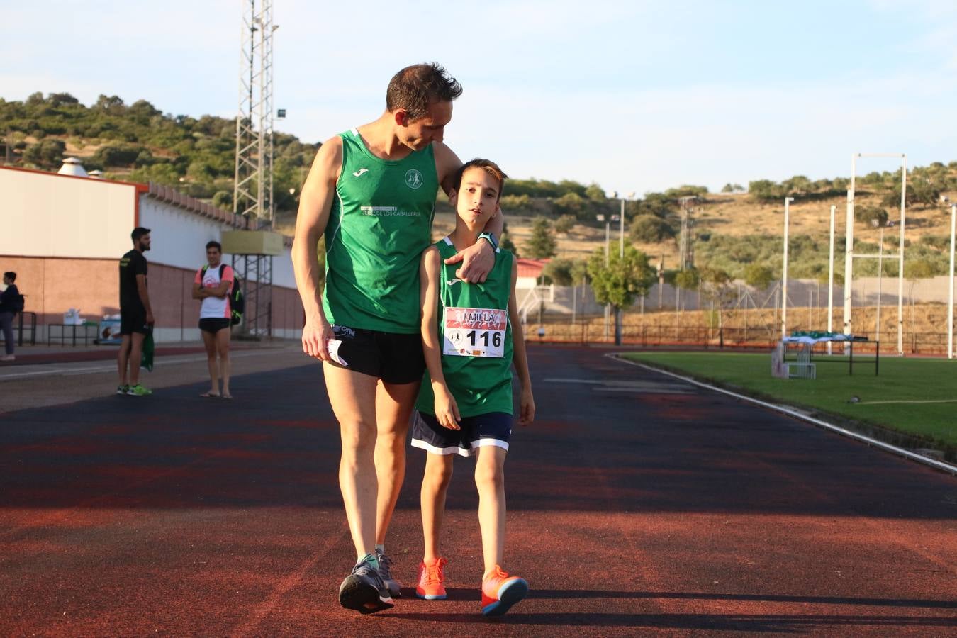 La Ciudad Deportiva 'Manuel Calzado Galván' acogió, ayer, la 'I Milla', organizada por el Club Atletismo de Jerez de los Caballeros con motivo de su primer aniversario. Manuela Gómez y Álvaro Crespo fueron los vencedores de la prueba absoluta. Al finalizar, los participantes y los allí presentes disfrutaron de una jornada de convivencia. 