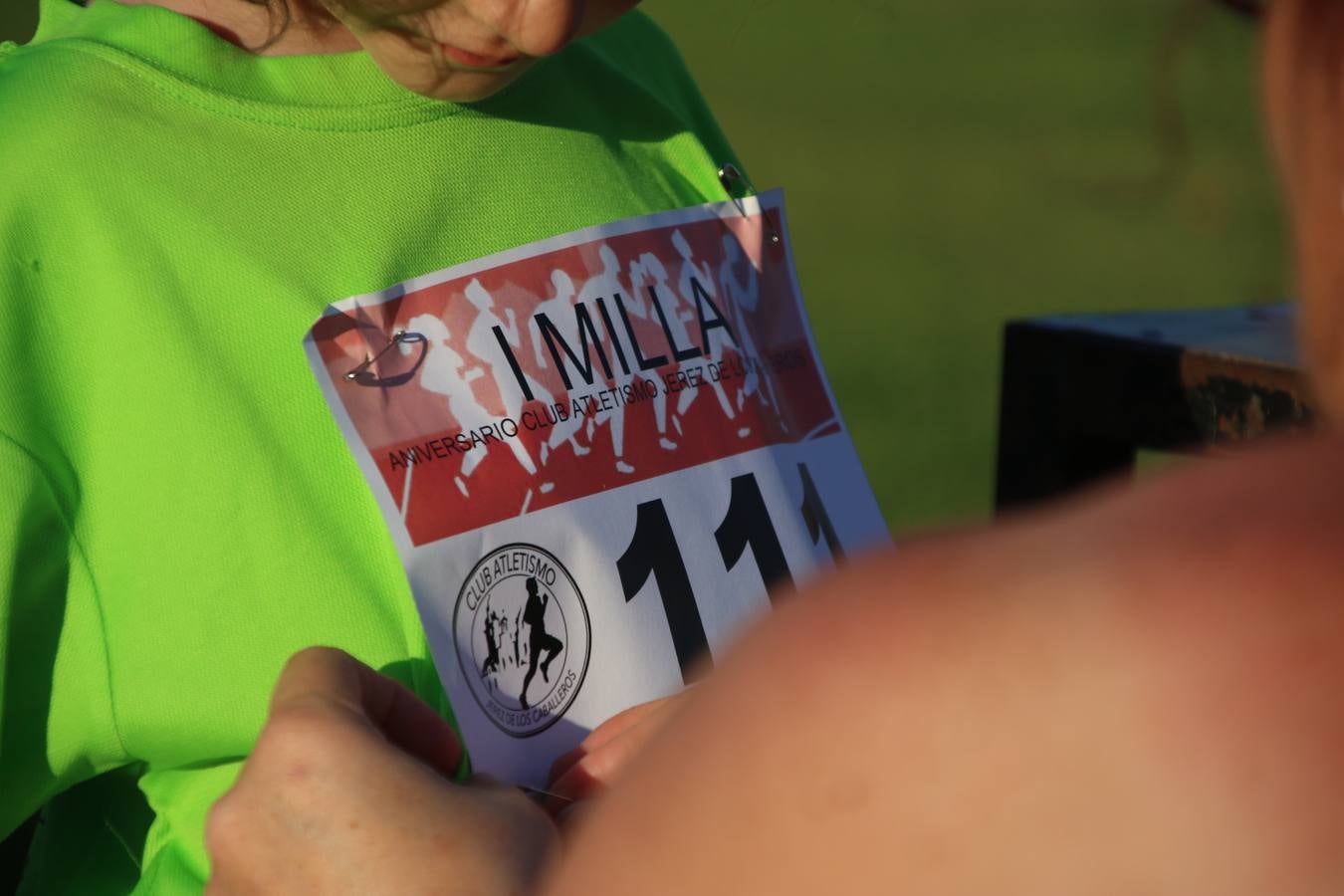 La Ciudad Deportiva 'Manuel Calzado Galván' acogió, ayer, la 'I Milla', organizada por el Club Atletismo de Jerez de los Caballeros con motivo de su primer aniversario. Manuela Gómez y Álvaro Crespo fueron los vencedores de la prueba absoluta. Al finalizar, los participantes y los allí presentes disfrutaron de una jornada de convivencia. 