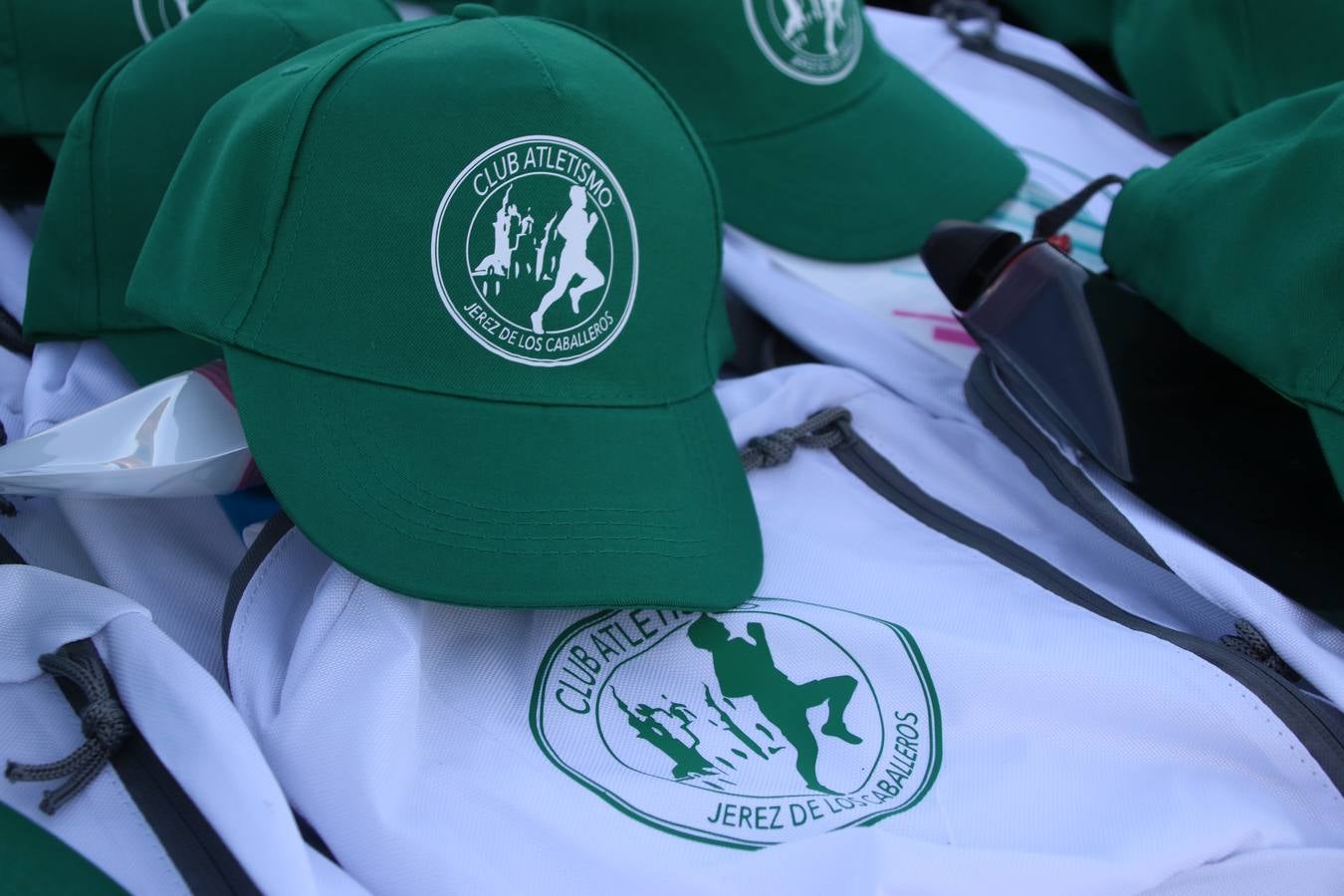 La Ciudad Deportiva 'Manuel Calzado Galván' acogió, ayer, la 'I Milla', organizada por el Club Atletismo de Jerez de los Caballeros con motivo de su primer aniversario. Manuela Gómez y Álvaro Crespo fueron los vencedores de la prueba absoluta. Al finalizar, los participantes y los allí presentes disfrutaron de una jornada de convivencia. 