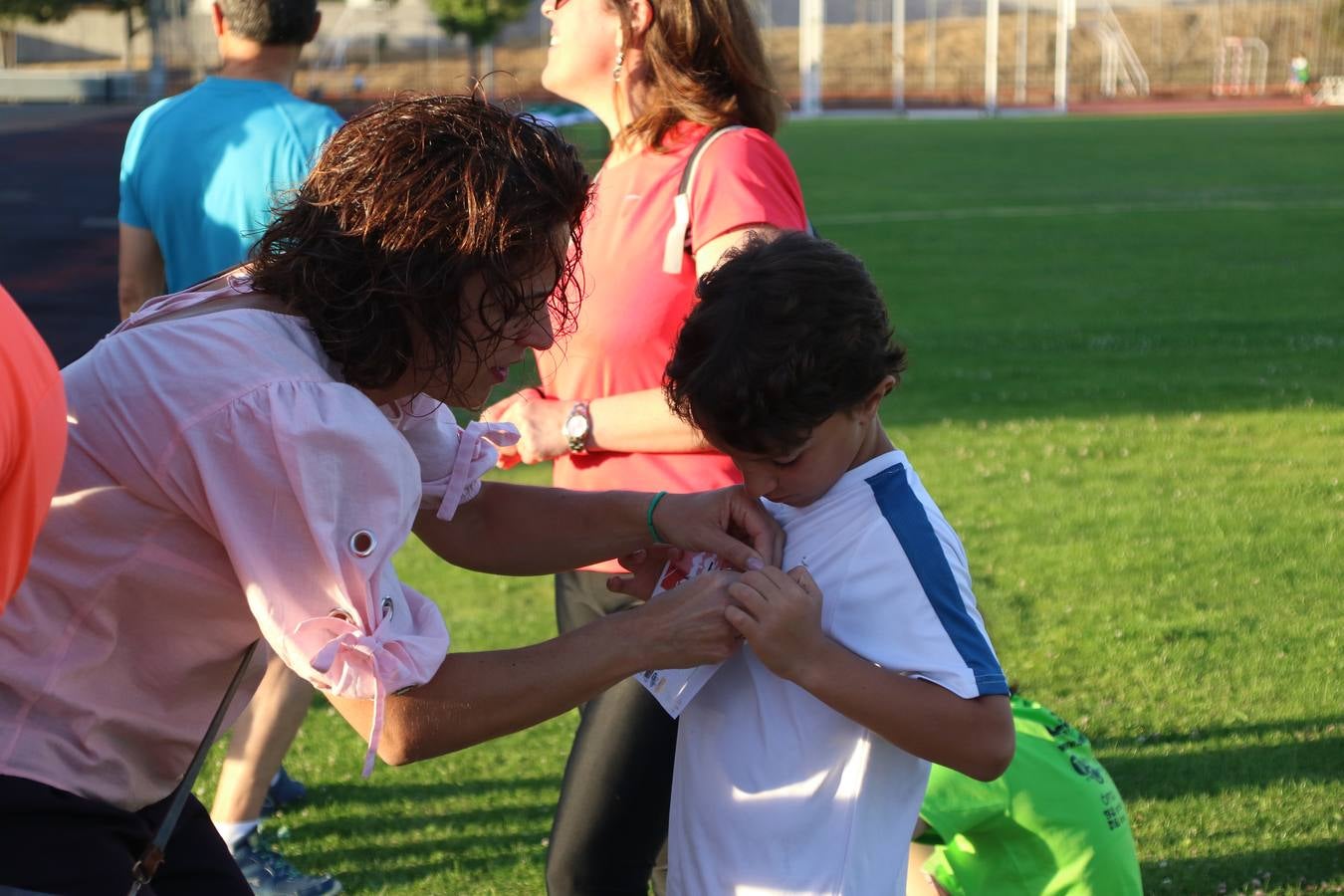 La Ciudad Deportiva 'Manuel Calzado Galván' acogió, ayer, la 'I Milla', organizada por el Club Atletismo de Jerez de los Caballeros con motivo de su primer aniversario. Manuela Gómez y Álvaro Crespo fueron los vencedores de la prueba absoluta. Al finalizar, los participantes y los allí presentes disfrutaron de una jornada de convivencia. 