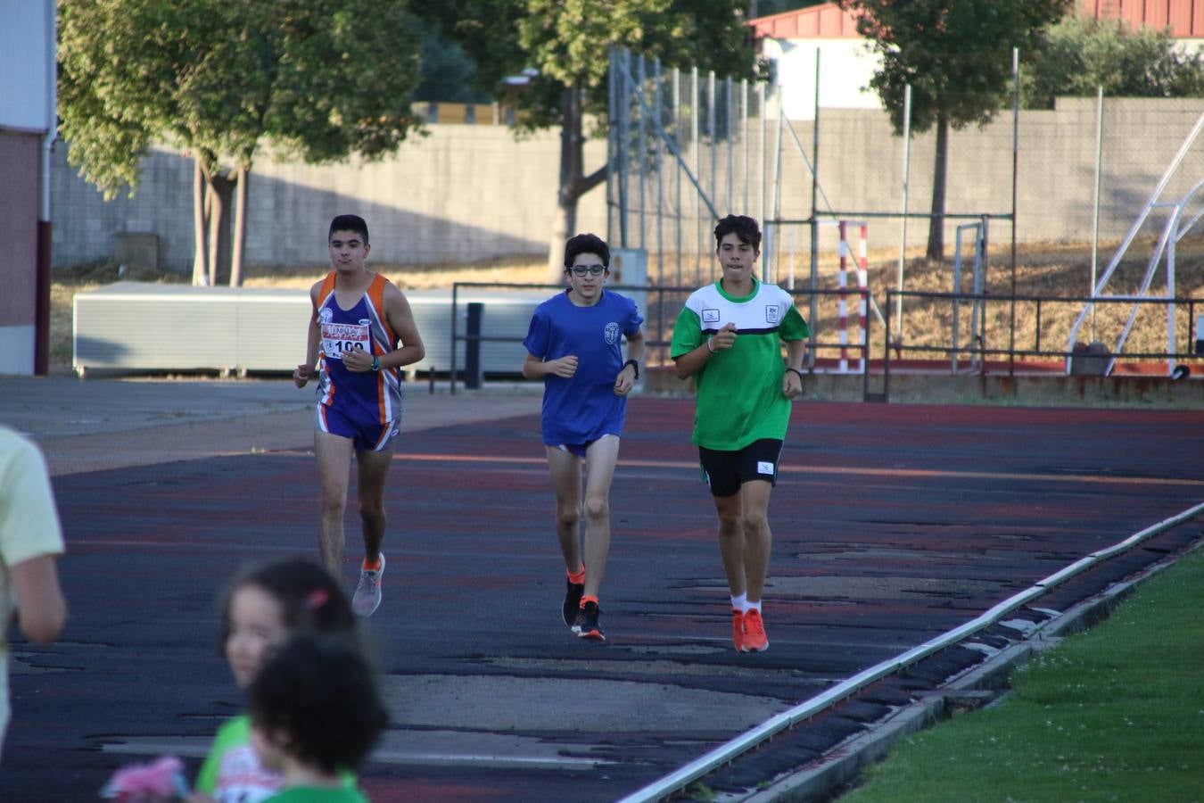 La Ciudad Deportiva 'Manuel Calzado Galván' acogió, ayer, la 'I Milla', organizada por el Club Atletismo de Jerez de los Caballeros con motivo de su primer aniversario. Manuela Gómez y Álvaro Crespo fueron los vencedores de la prueba absoluta. Al finalizar, los participantes y los allí presentes disfrutaron de una jornada de convivencia. 